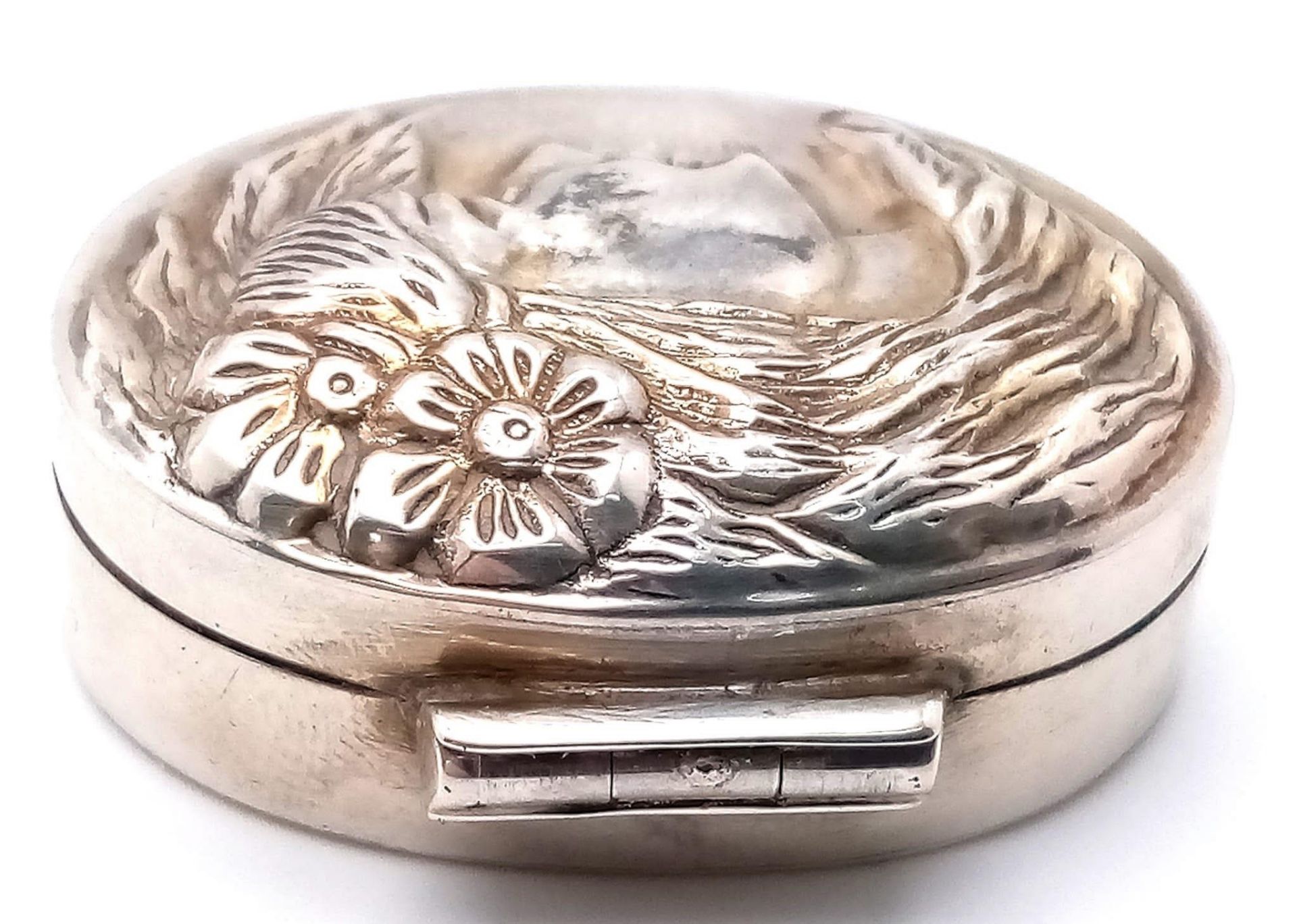 A Sterling Silver Ornate Decorative Lady Pill Box. Hallmarks at rear. 3.5cm. - Bild 4 aus 11