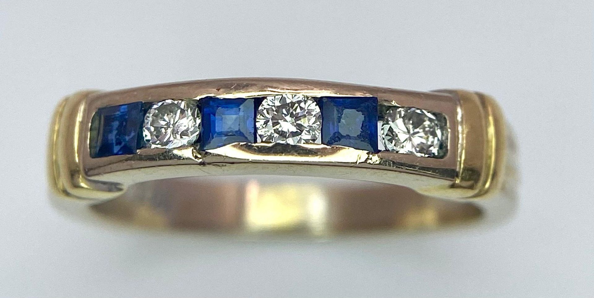 An 18 K yellow gold ring with alternating blue sapphires and diamonds. Size: K, weight: 3.2 g. - Image 4 of 13