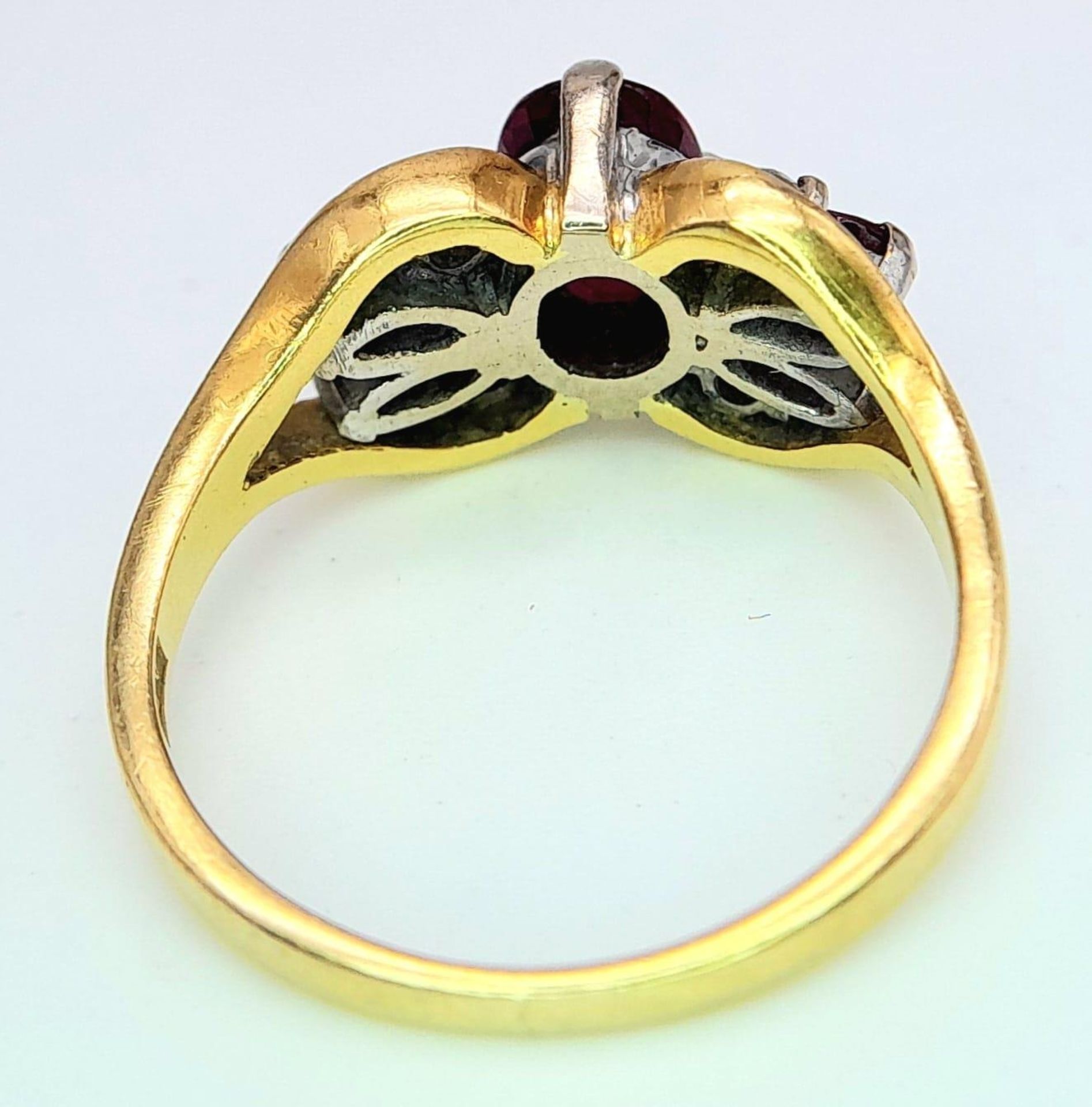 AN 18K YELLOW GOLD FANCY DIAMOND & THAI RUBY RING. 5.1G. SIZE M. - Bild 5 aus 6