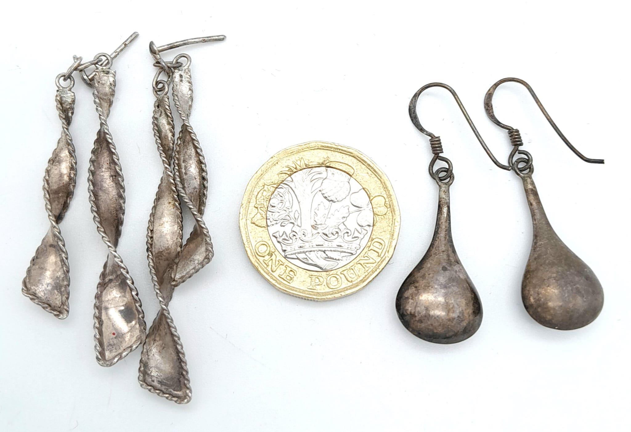 2X stylist pairs of vintage silver earrings. Total weight 6.6G. Please see photos for details. - Image 3 of 7