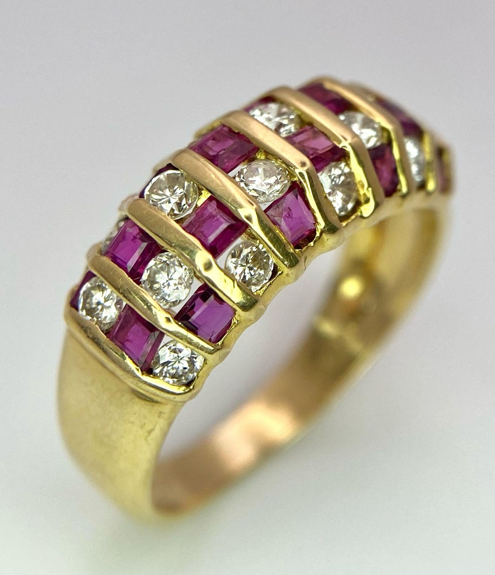 A STUNNING 18K GOLD DIAMOND AND RUBY RING , HAVING 4 ROWS OF ALTERNATING STONES . 4.1gms size M - Bild 4 aus 15