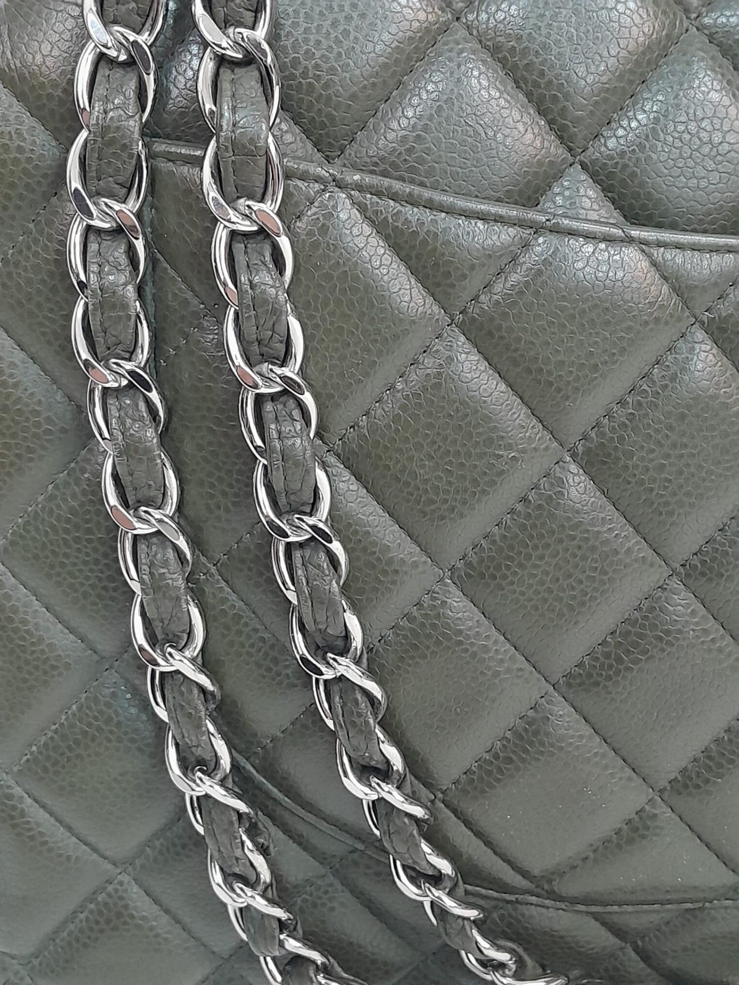 A Chanel Green Jumbo Classic Double Flap Bag. Quilted leather exterior with silver-toned hardware, - Bild 11 aus 14