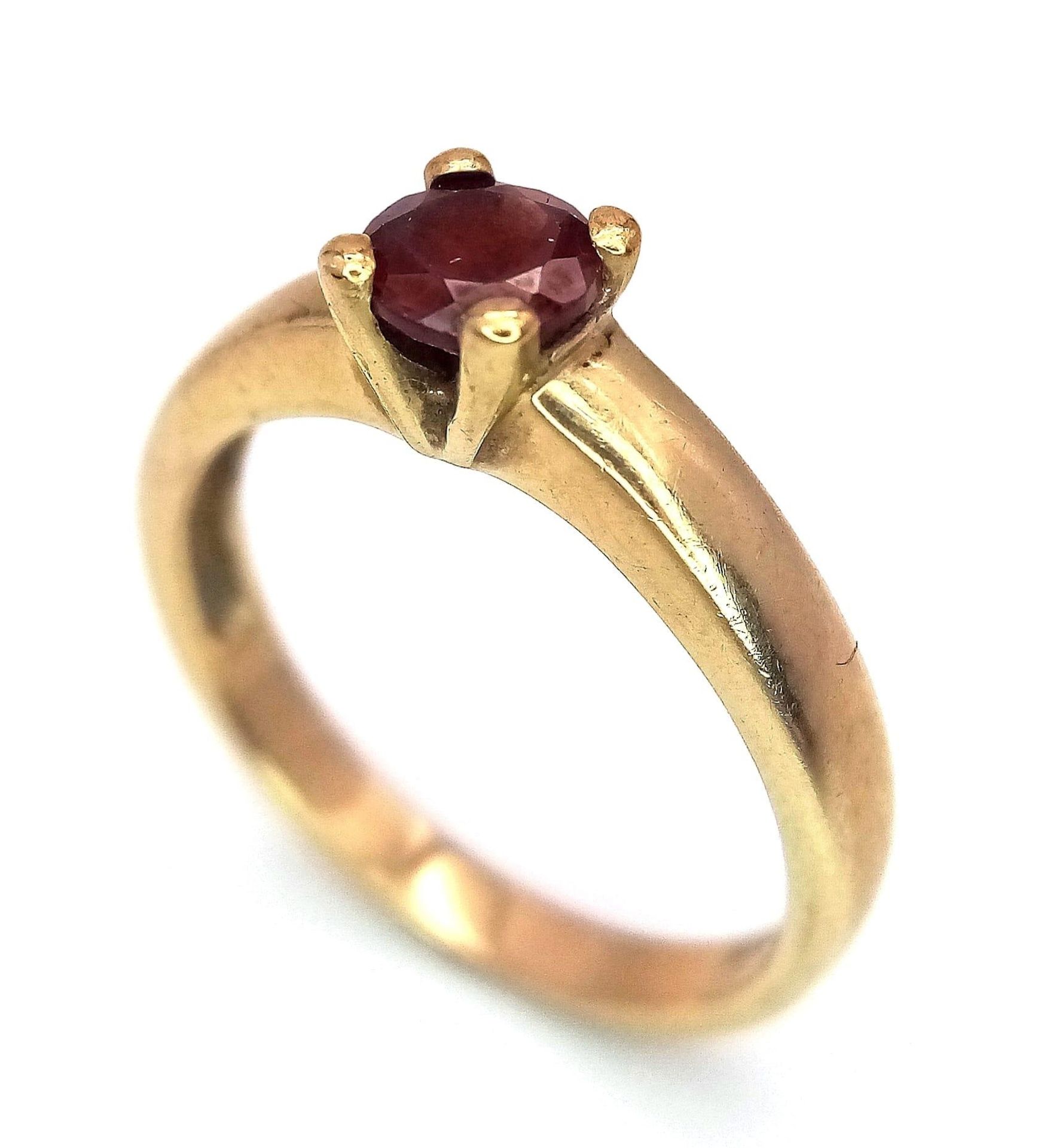 A 9K GOLD GARNET SOLITAIRE RING . 2.9gms size N - Bild 3 aus 6