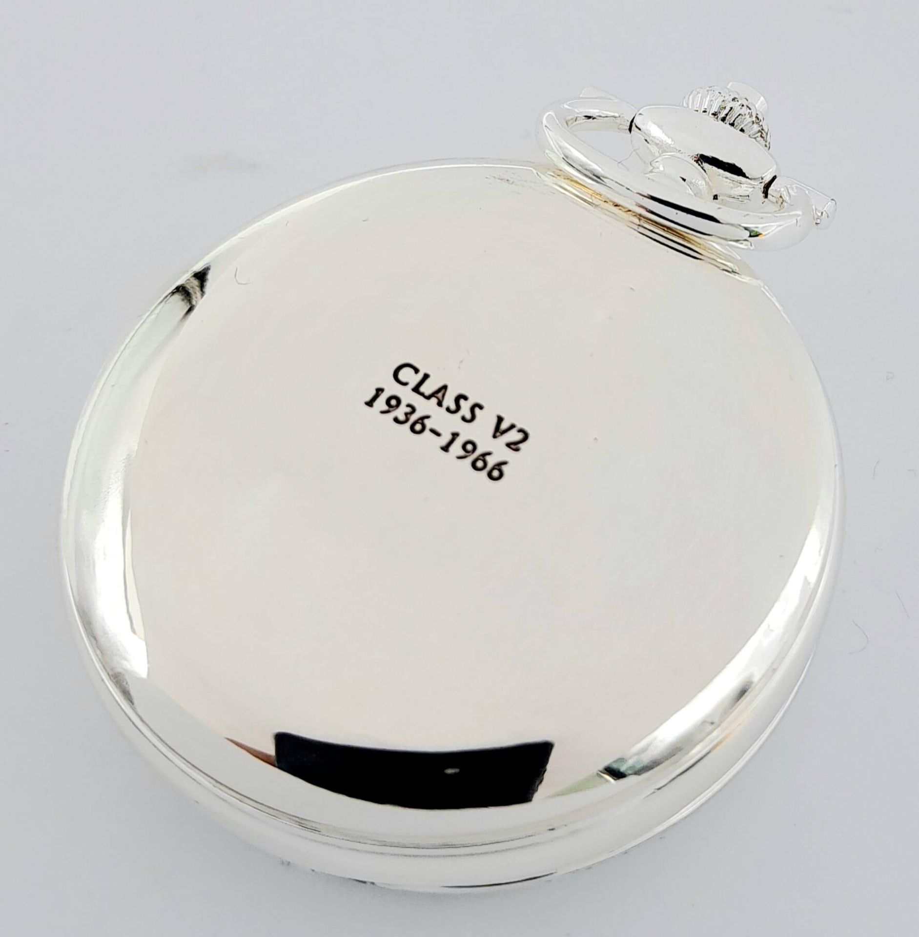 A Manual Wind Silver Plated Pocket Watch Detailing the Steam Train ‘LNER Class V2-1936-1966’. - Bild 7 aus 11