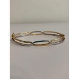 9 carat WHITE and YELLOW GOLD DESIGNER BANGLE. Full UK hallmark. 6 grams.