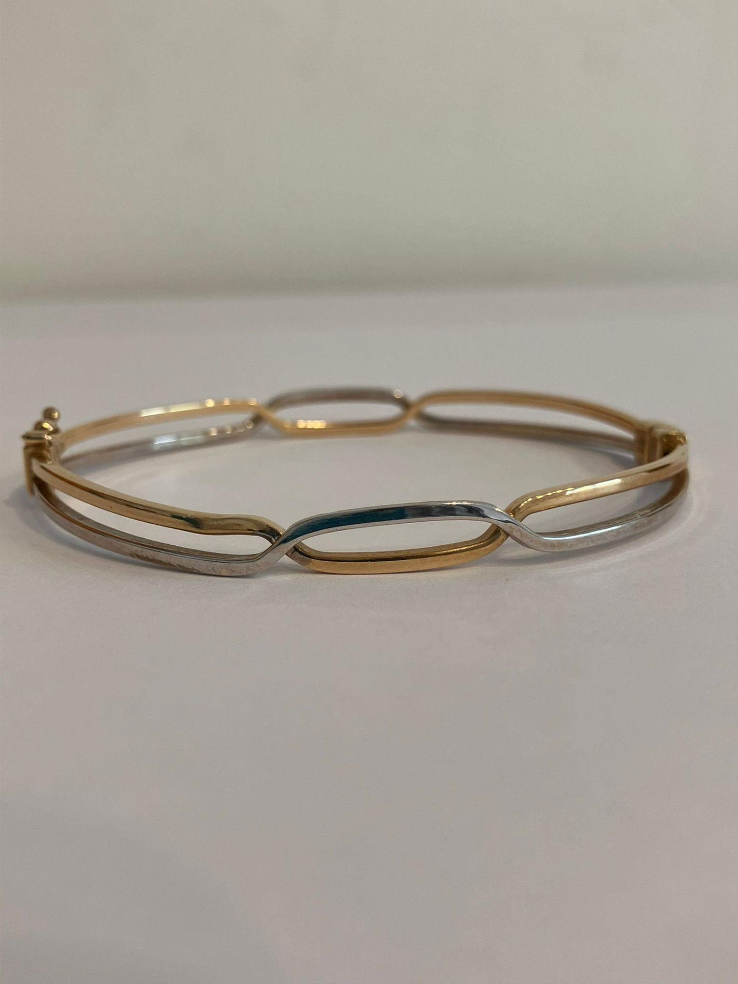 9 carat WHITE and YELLOW GOLD DESIGNER BANGLE. Full UK hallmark. 6 grams.