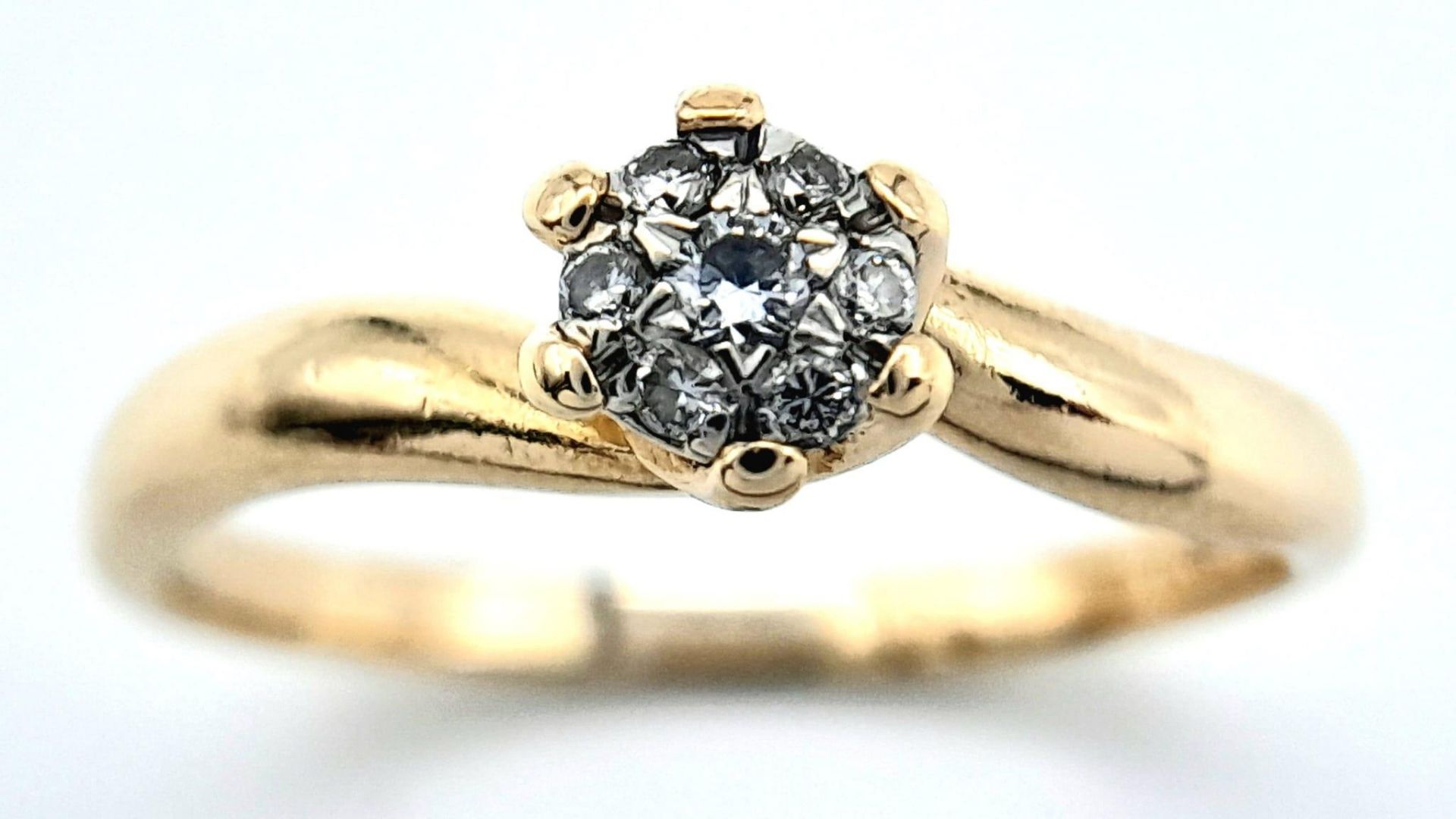 An 18K Yellow Gold Diamond Cluster Ring. Size O, 2.7g total weight. Ref:8456 - Image 2 of 11