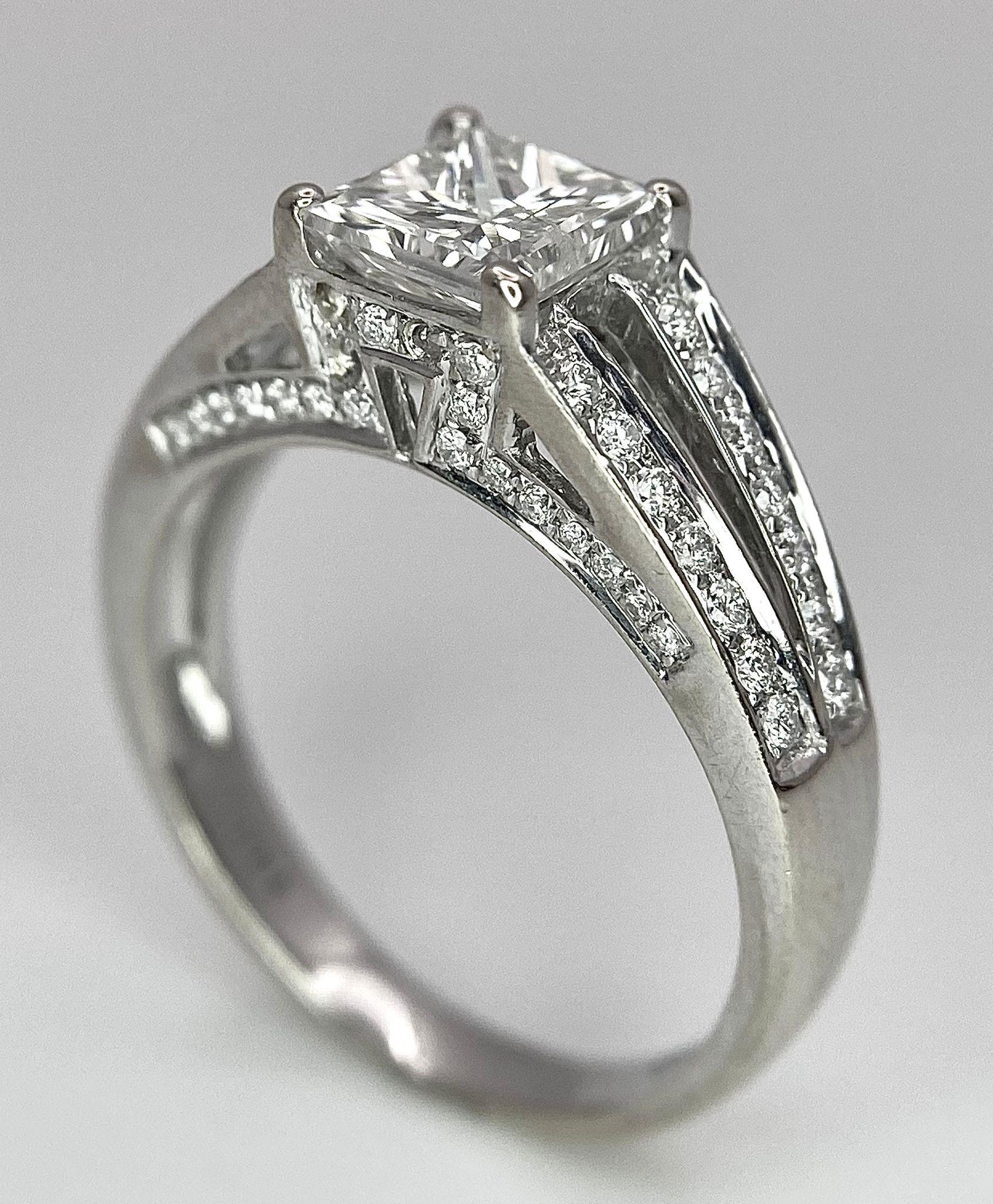 An 18K White Gold Diamond Ring. Central VS2 1ct Princess Cut Near White Diamond with Round Cut - Image 3 of 10