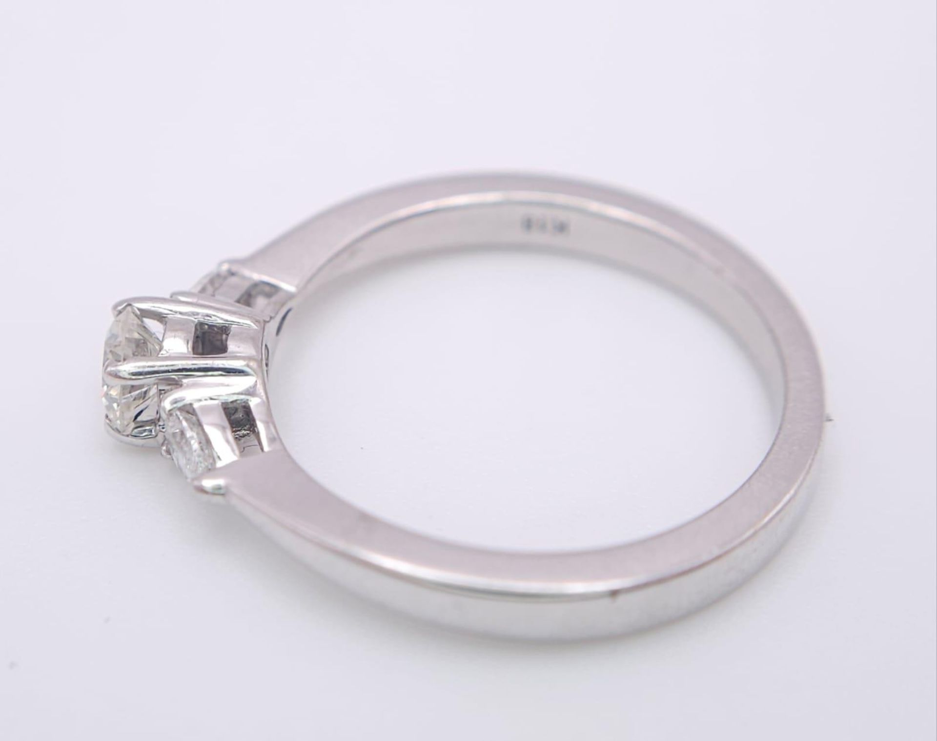 AN 18K WHITE GOLD DIAMOND RING WITH PEAR SHAPED DIAMOND ACCENTS ON SHOULDERS. 0.40CTW OF PEAR SHAPED - Image 3 of 7