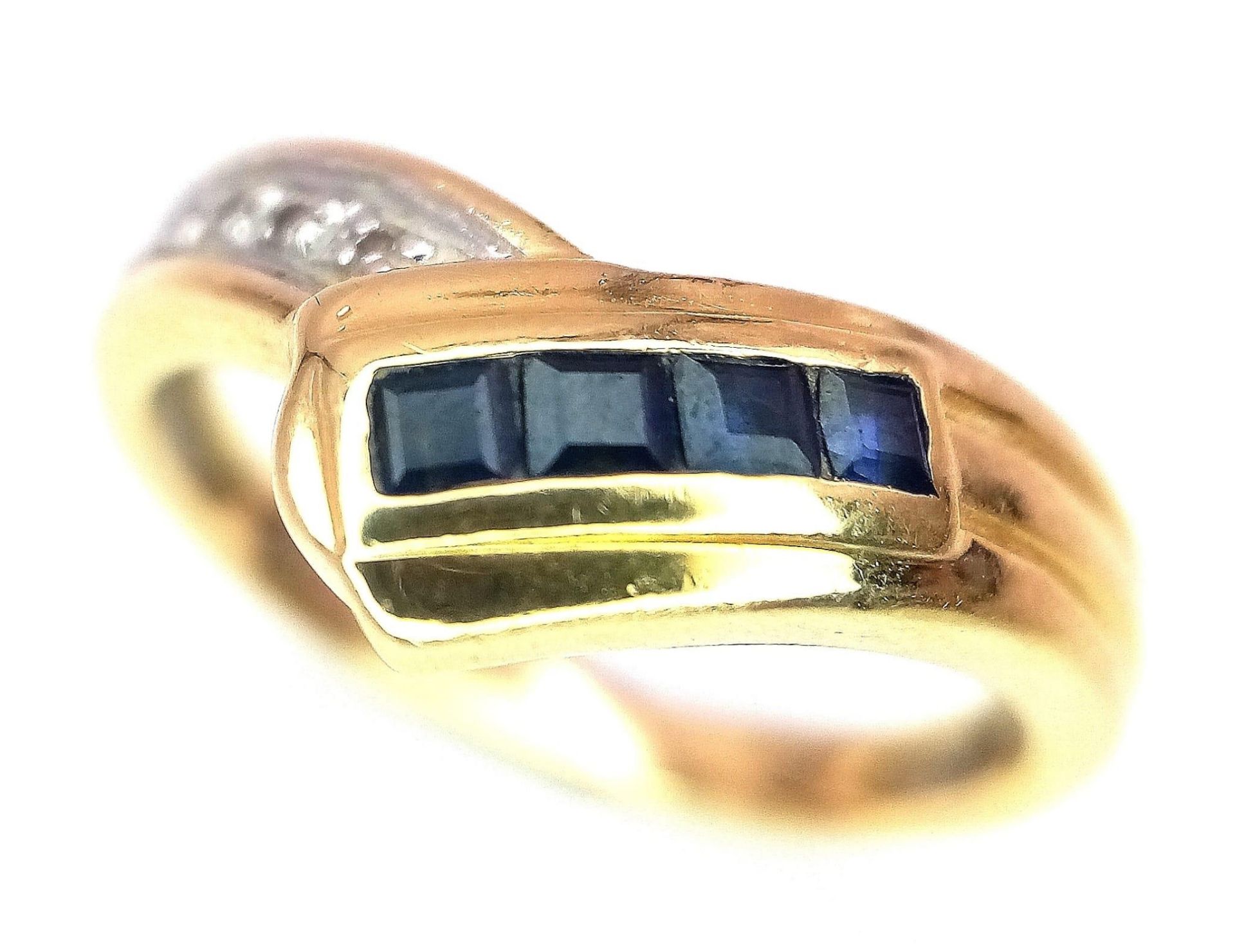 A Stylish 18K Yellow Gold Diamond and Sapphire Crossover Ring. Size L. 3.6g total weight. - Bild 2 aus 7