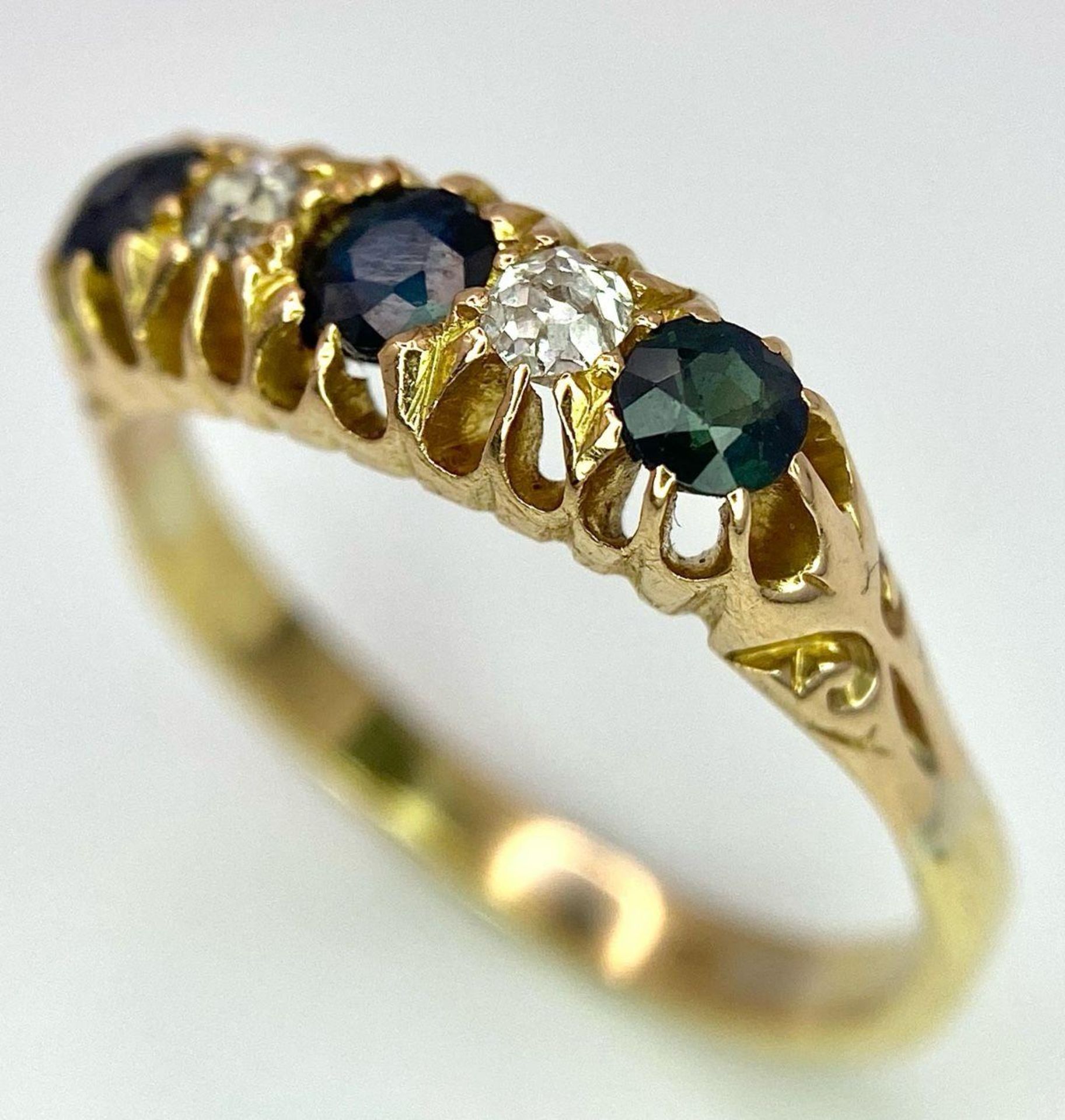 An 18K Yellow Gold Sapphire and Diamond Ring. Size Q. 3.9g - Bild 4 aus 7