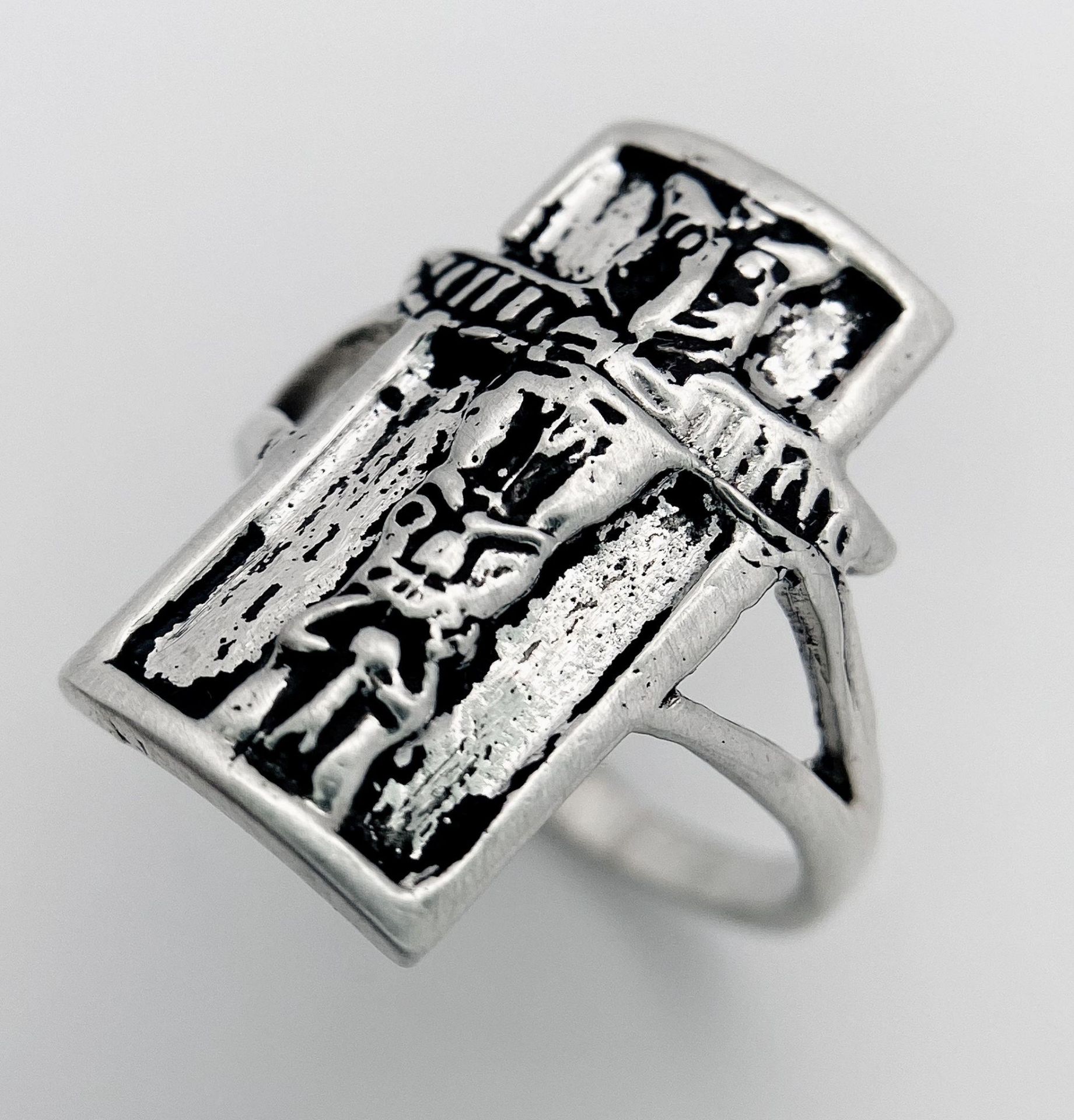 A Vintage Silver Totem Pole Detailed Native American/ Ethnic Totem Pole Ring Size N. The Crown - Image 4 of 9