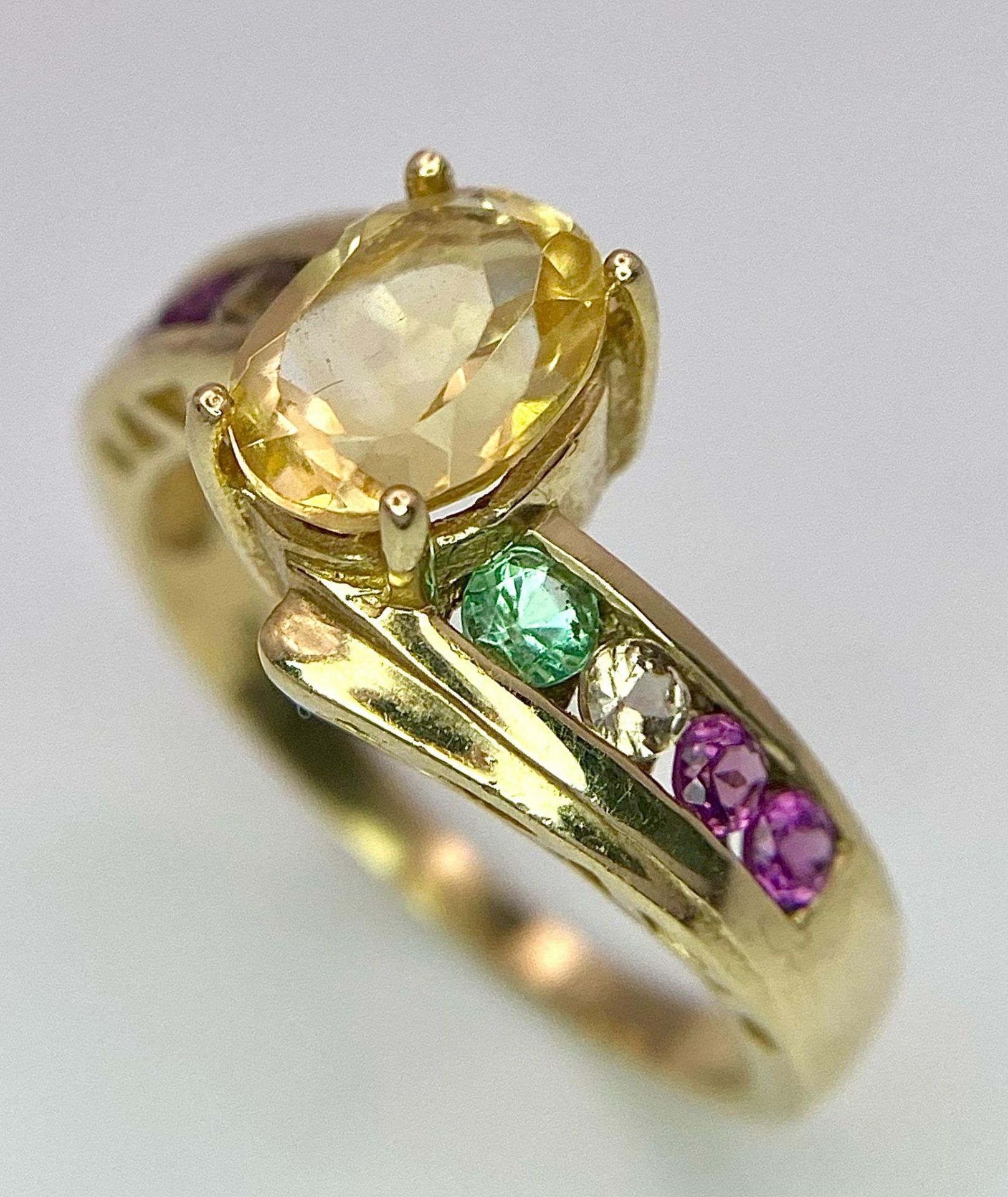 A MULTI GEMSTONE IIN CROSSOVER STYLE WITH LAERGE CITRINE CENTRE STONE SET IN 10K GOLD . 3.5gms - Image 5 of 13