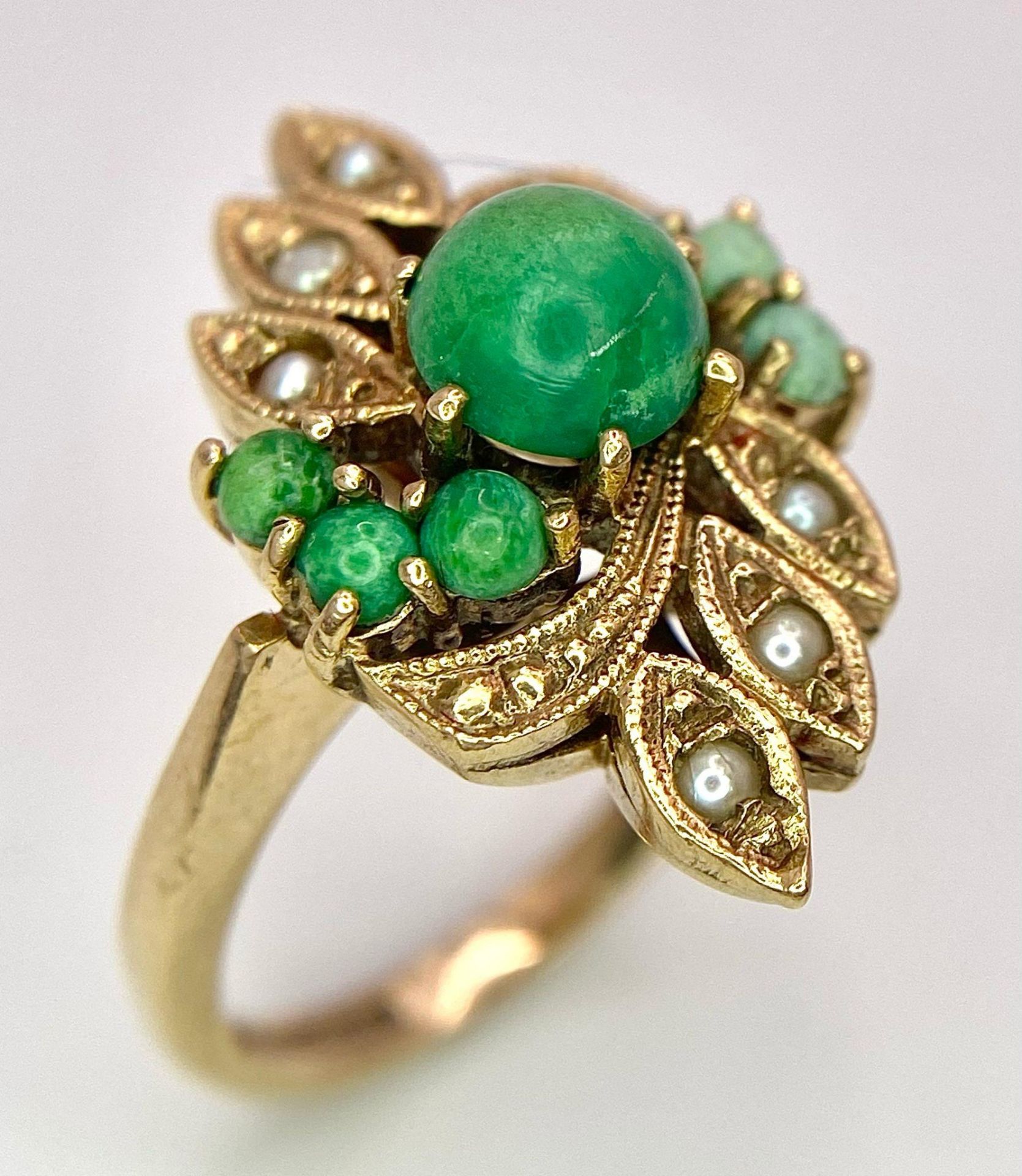 A VINTAGE 9K GOLD RING DECORATED WITH TUQUOISE AND SEED PEARLS 5gms size L - Image 4 of 11