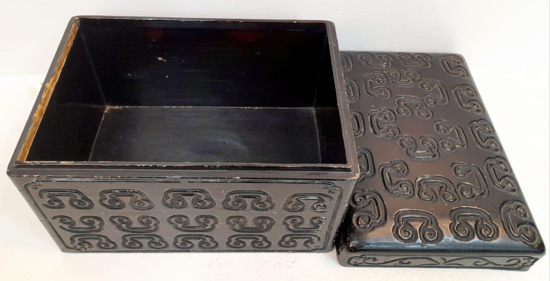 A Fascinating and Wonderful Antique Chinese Large Lacquered Box - 18th century, possibly earlier. - Bild 5 aus 7