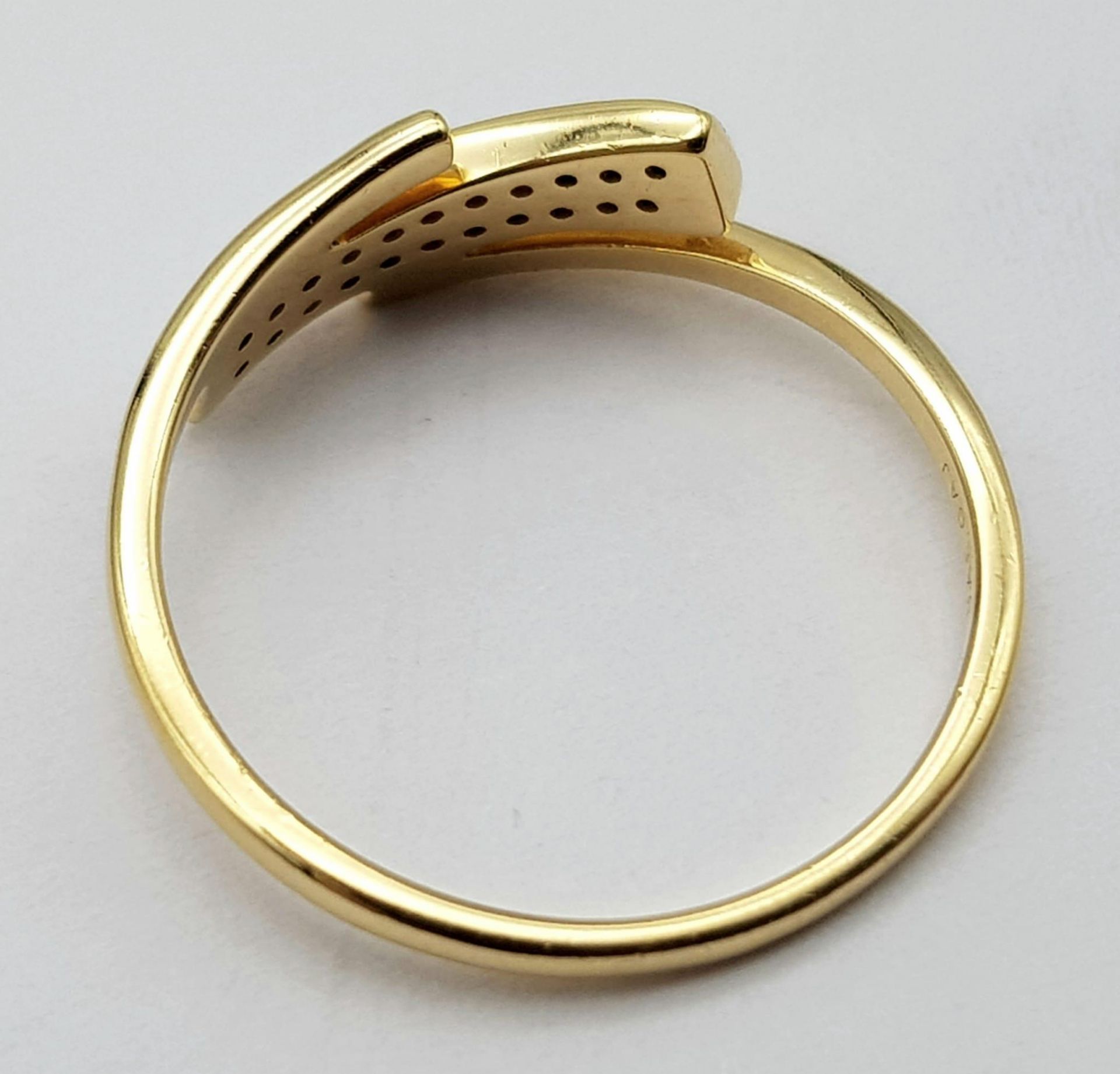 An 18K Yellow Gold Diamond 2 Row Crossover Ring. Size N, 2.2g total weight. Ref: 8461 - Image 7 of 9