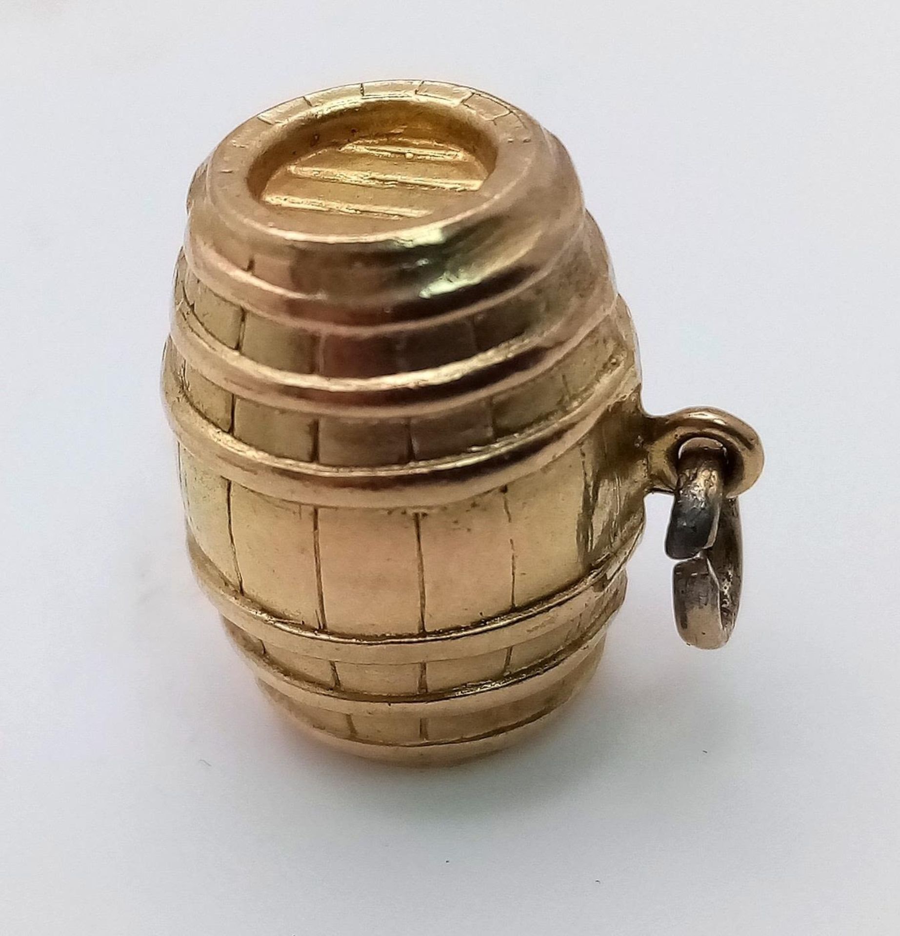 A Vintage 9K Yellow Gold Barrel Pendant/Charm. 2cm. 2.5g weight. - Image 3 of 6