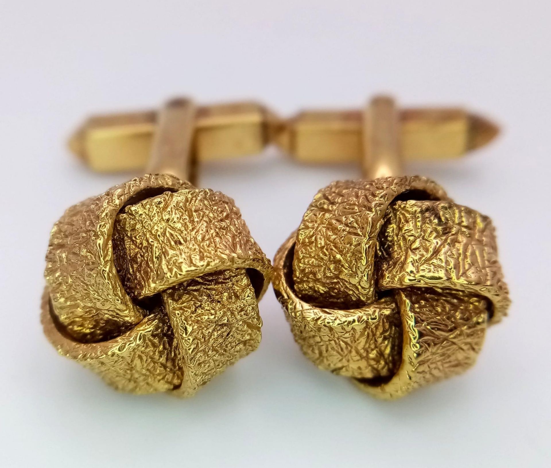 A Pair of Vintage 9K Yellow Gold Knot Cufflinks. 16.6g weight.