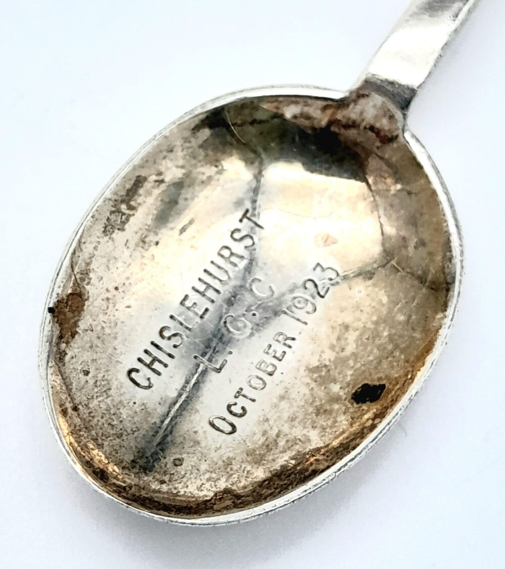 An antique sterling silver commemorative spoon with full London hallmarks, 1921. Total weight 12.8G. - Image 2 of 6