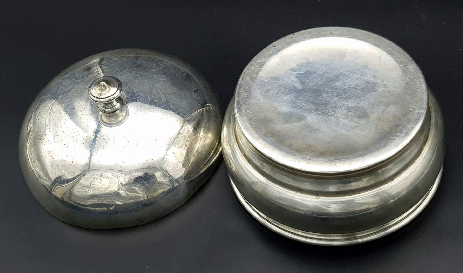 A SOLID SILVER TRINKET BOX IN THE SHAPE OF A SERVICE BELL . 164gms 11cms DIAMETER - Bild 4 aus 5