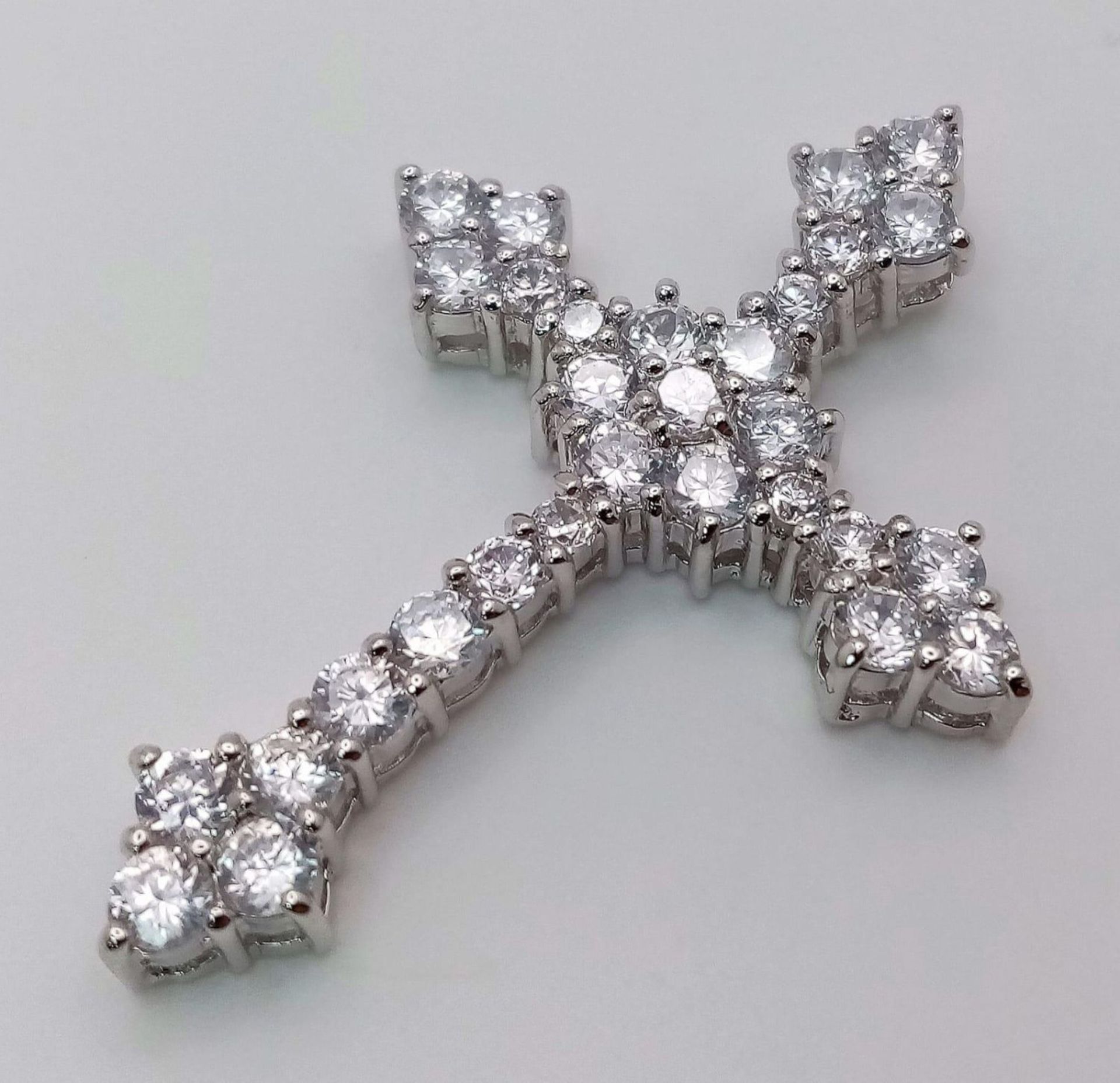 A SPARKLING STERLING SILVER FANCY STONE SET CROSS PENDANT, WEIGHT 5.1G - Bild 3 aus 8