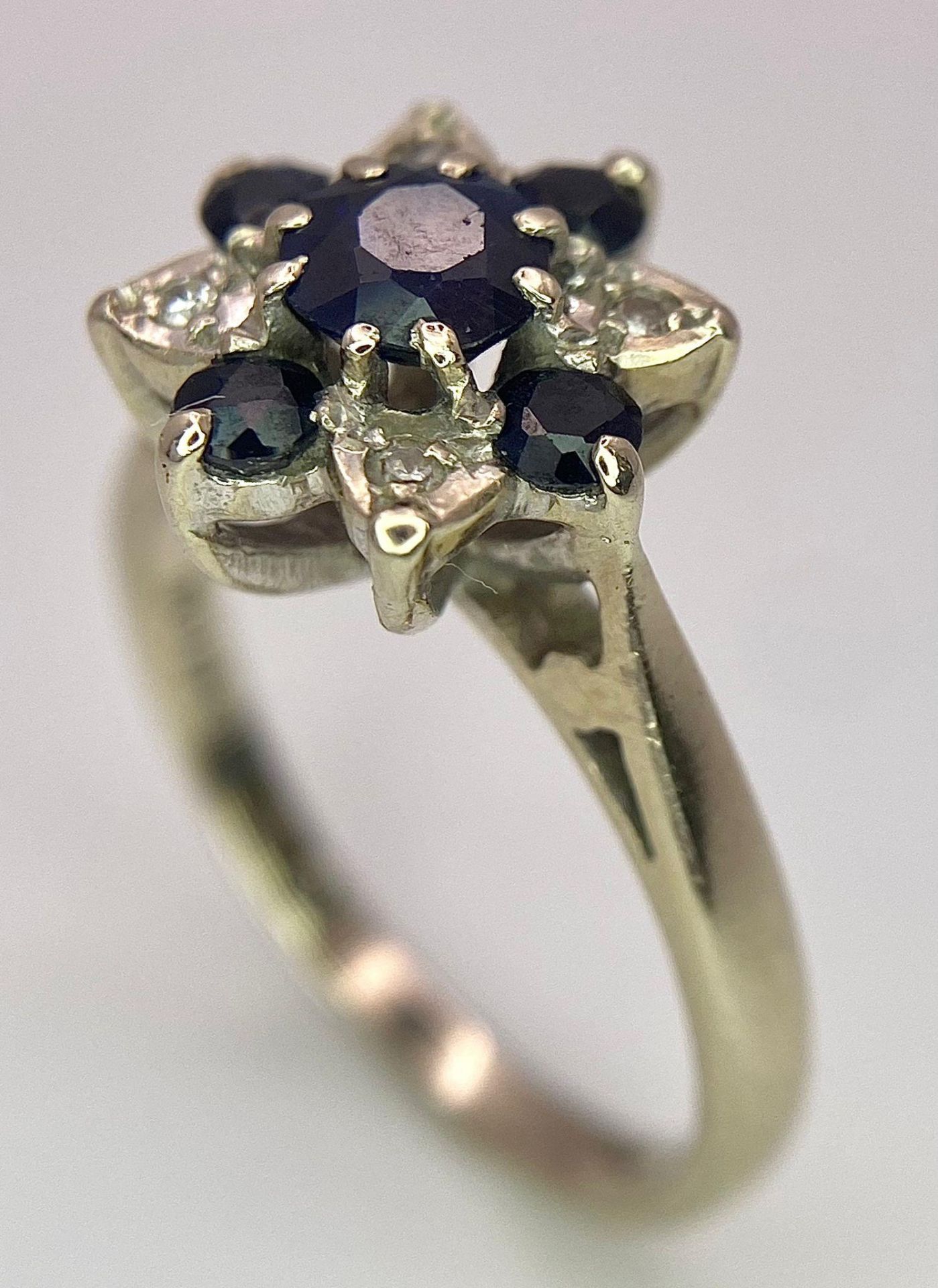 An 18 K white gold ring with a cluster of diamonds and dark blue sapphires. Size: M, weight: 4 g. - Image 3 of 6