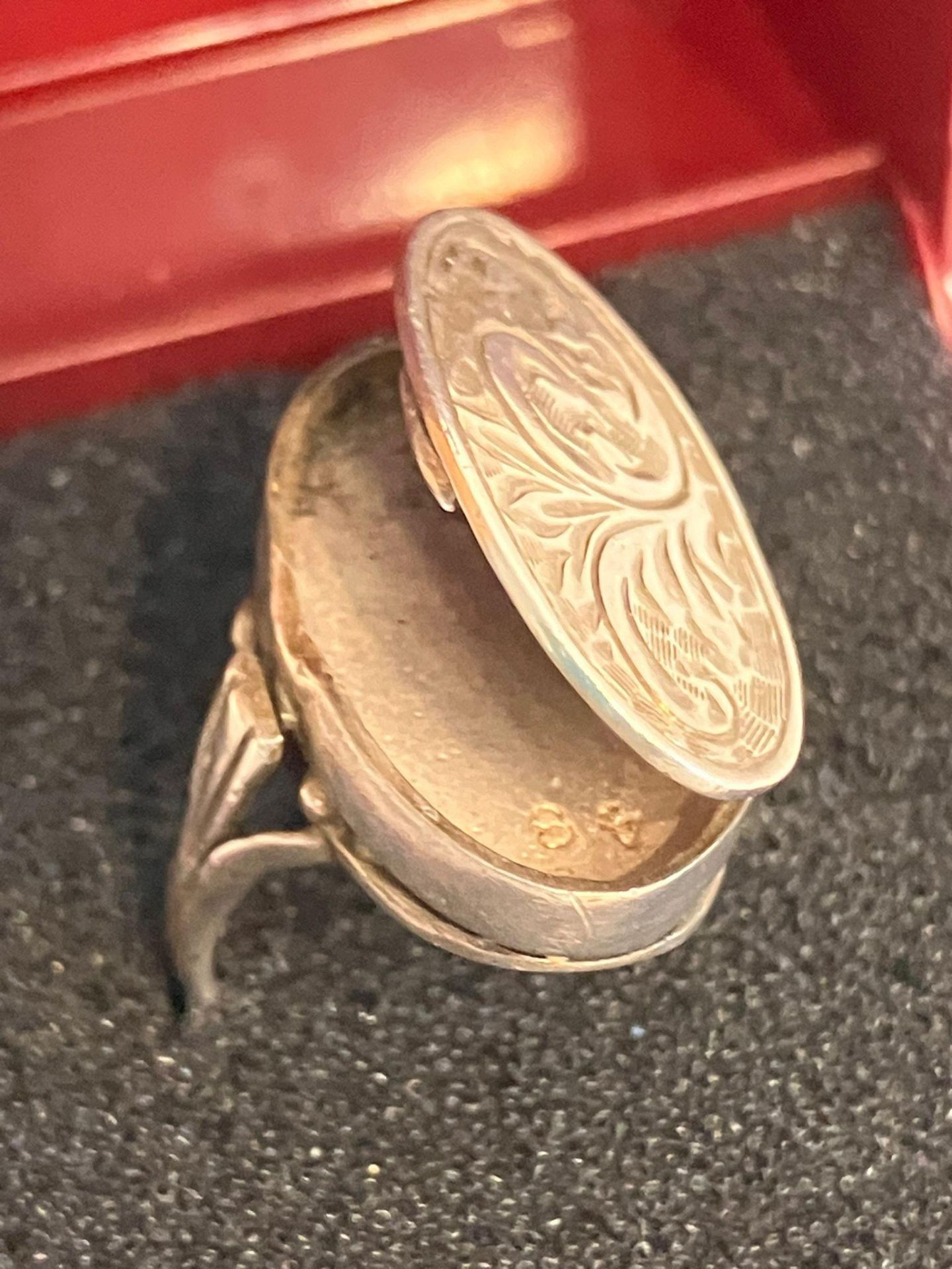 Antique SILVER ‘POISON’ RING. Having attractive scroll and leaf design. Top opens to reveal secret - Image 3 of 7