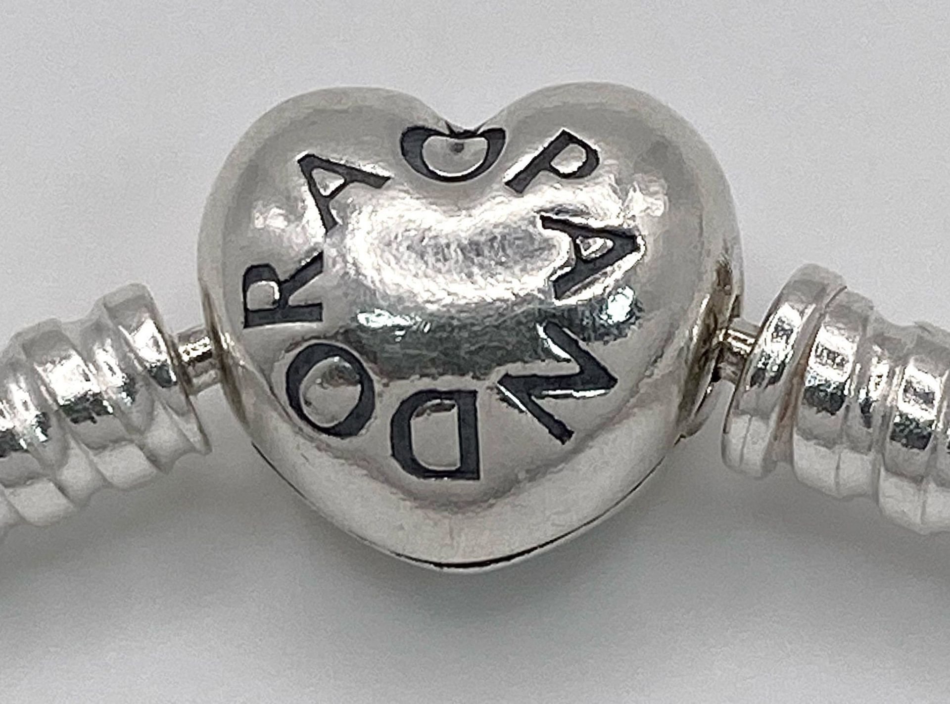 A PANDORA STELRING SILVER MOMENTS BRACELET WITH HEART CLASP 14.7G , 13.3cm ref: SC 3123 - Bild 7 aus 10