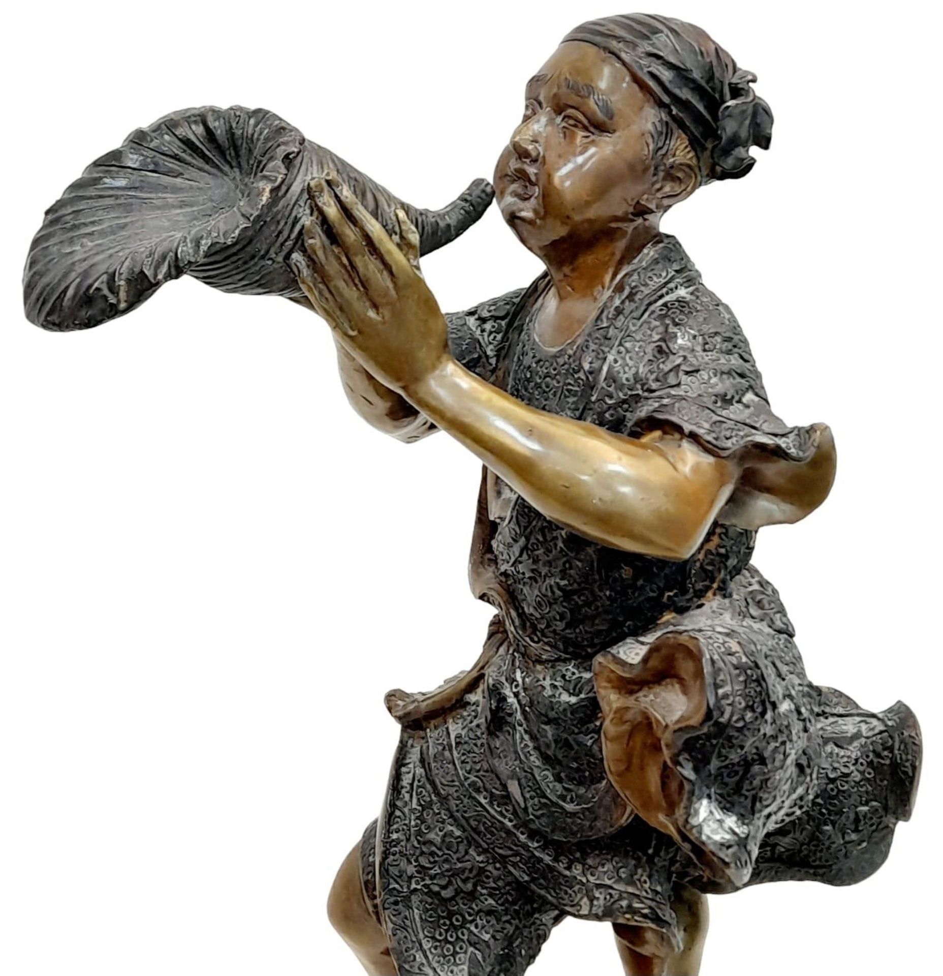 A Magnificent Large Antique Japanese Edo Period Okimono Bronze Statue Depicting a Young Man - Image 4 of 7