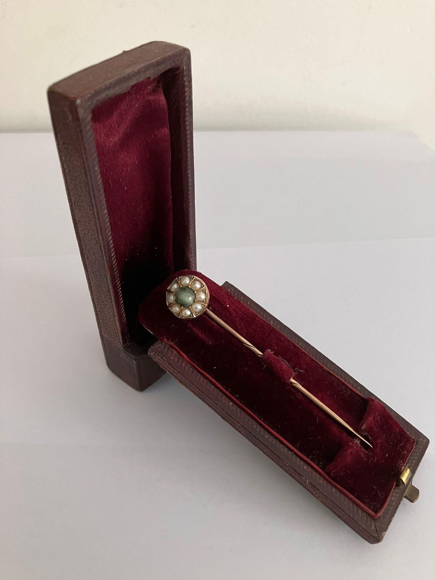 Antique GOLD TIE PIN Set with AGATE and PEARLS. Complete with original case. 2.5 grams. - Image 3 of 4