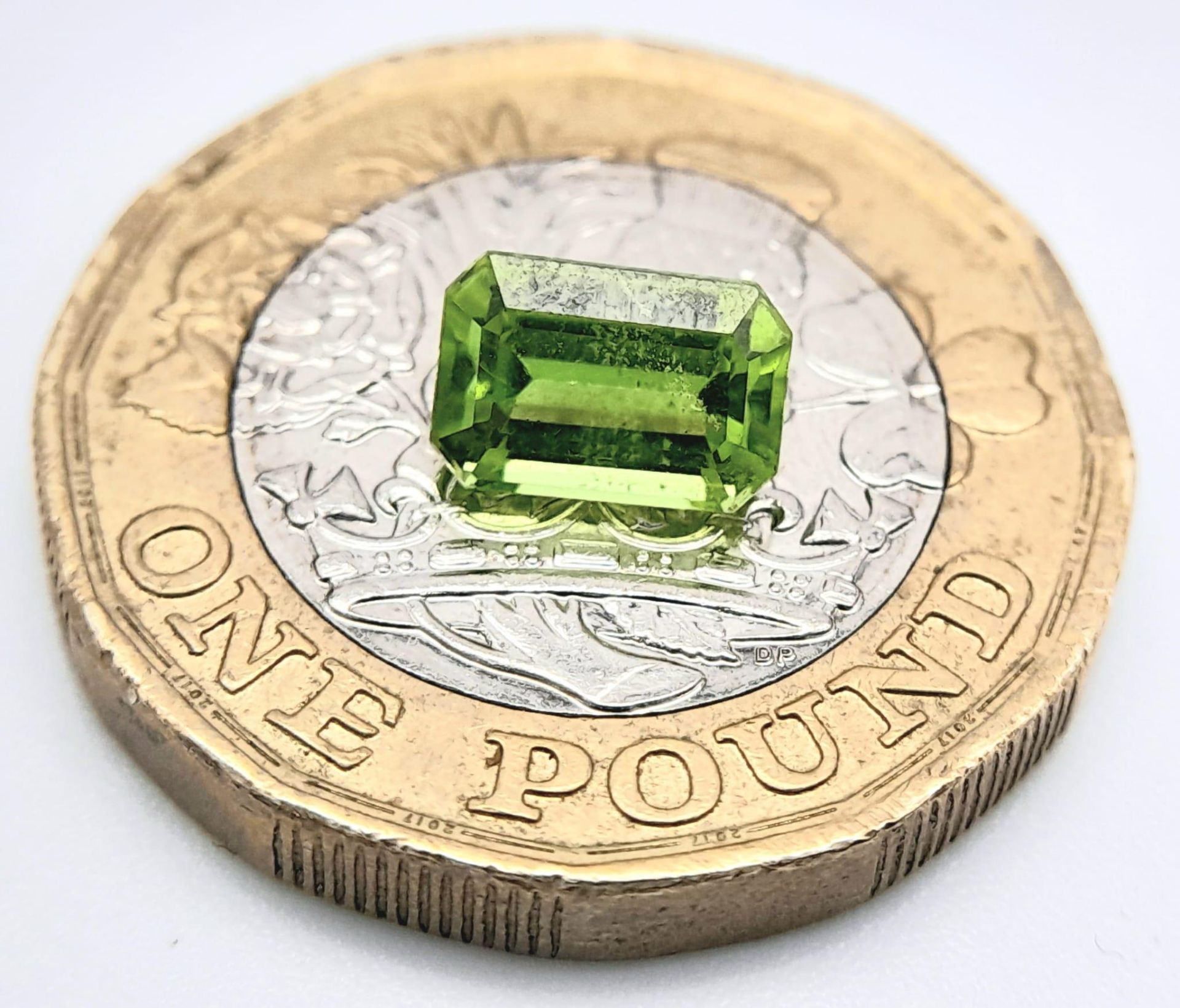 A 1.26ct Pakistan Natural Peridot, with the Octagon shape and Step & Step Cut. Comes with GFCO Swiss - Bild 4 aus 5