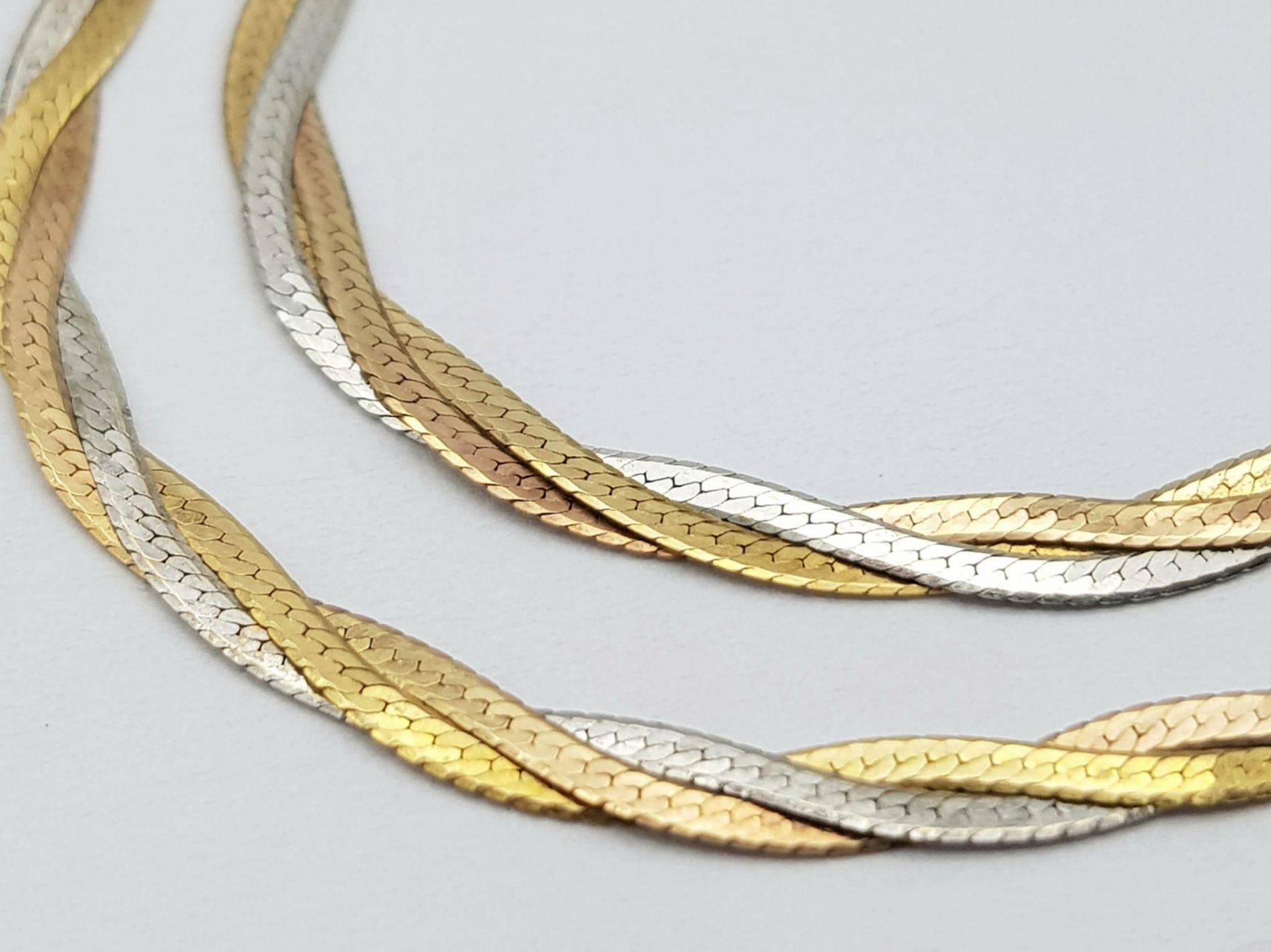 A Yellow and White Gold Intertwined Flat Necklace. Small kink so a/f. 40cm. 3g weight. - Bild 4 aus 9