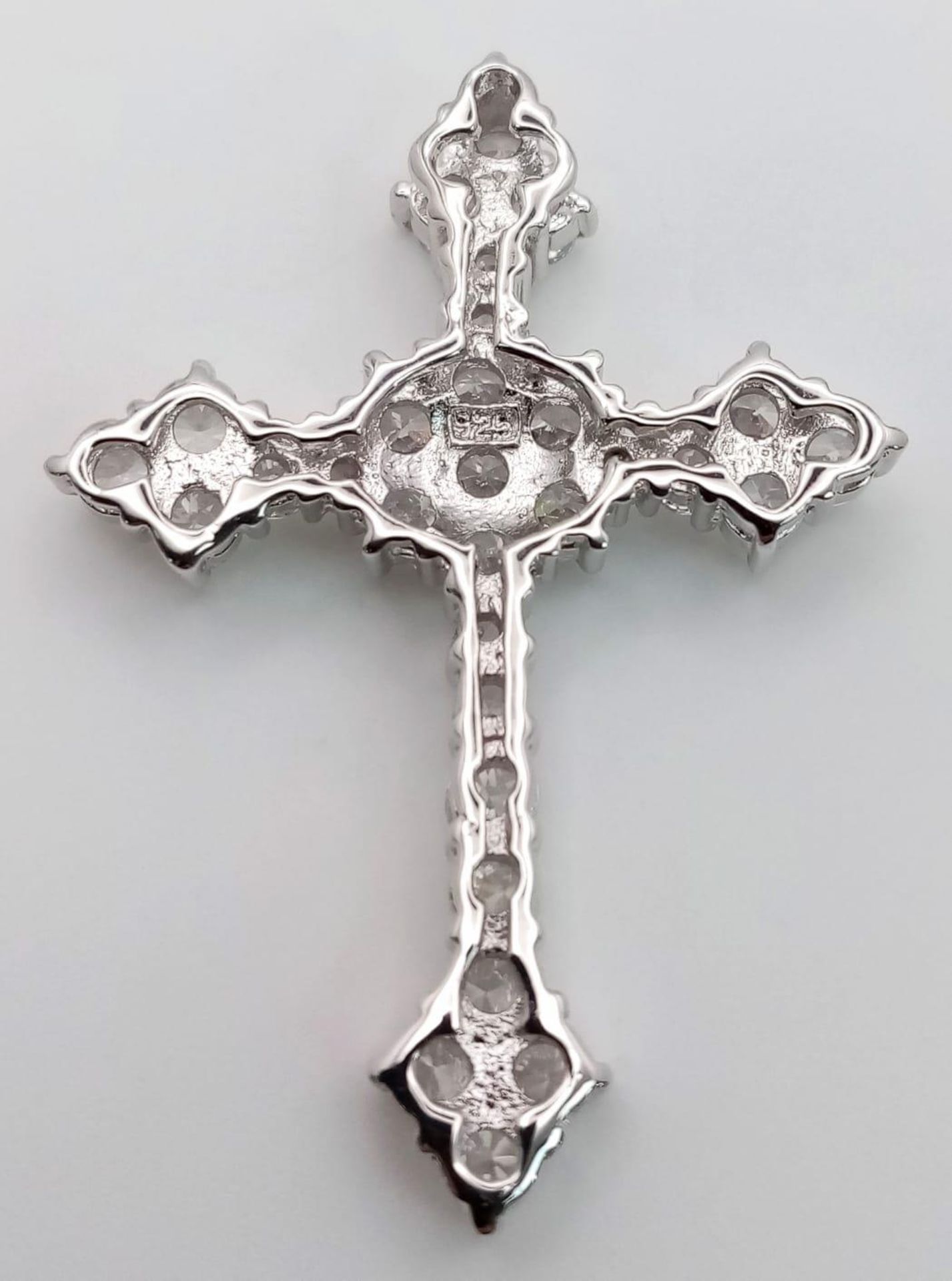 A SPARKLING STERLING SILVER FANCY STONE SET CROSS PENDANT, WEIGHT 5.1G - Bild 4 aus 8