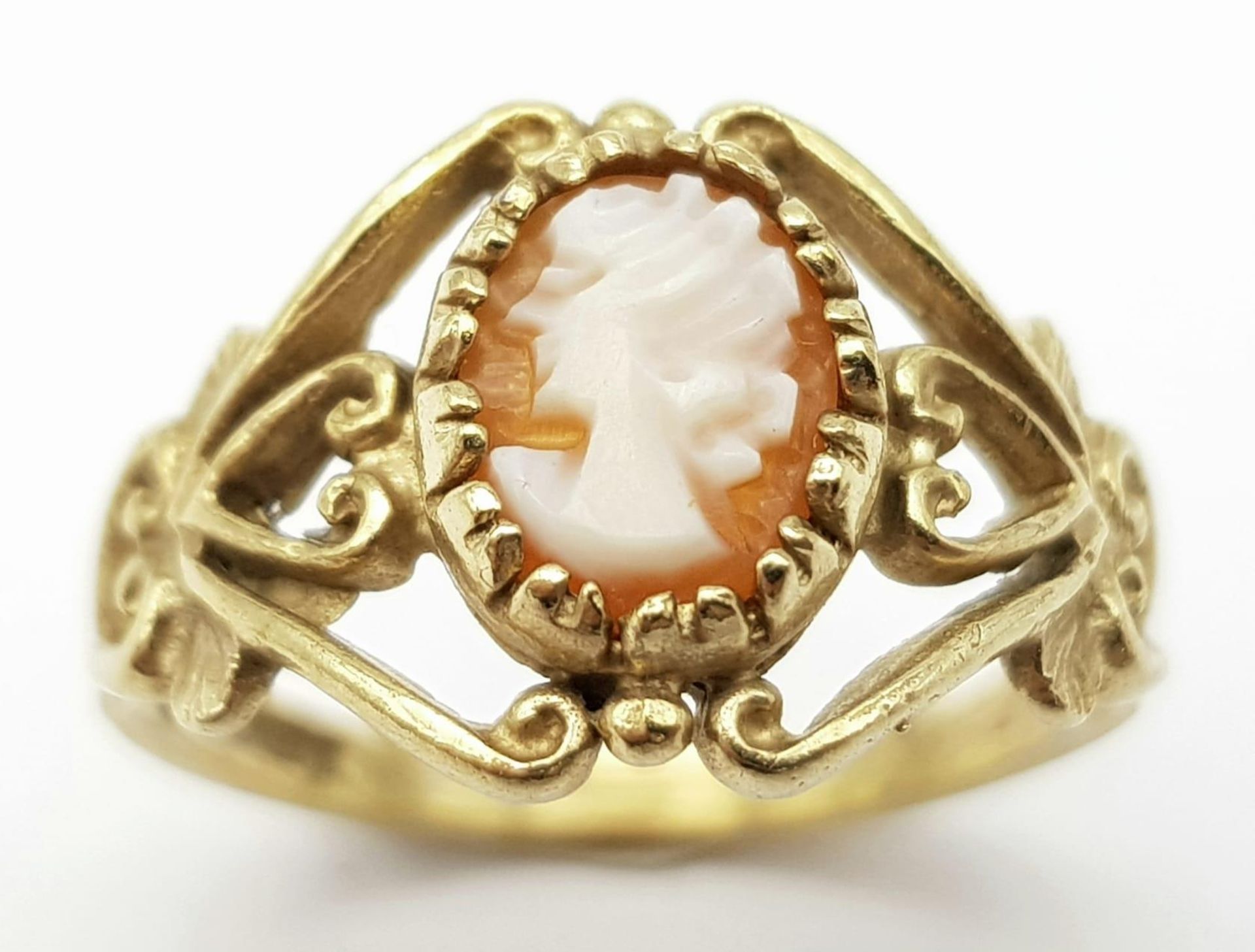 A 9K YELLOW GOLD CAMEO SET RING. 2.8G. SIZE L. - Bild 2 aus 5