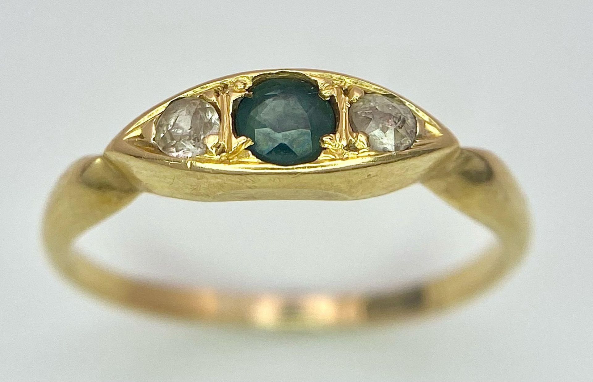 A Vintage 18K Yellow Gold Emerald and Diamond Ring. Size K. 2.56g total weight. - Bild 3 aus 11