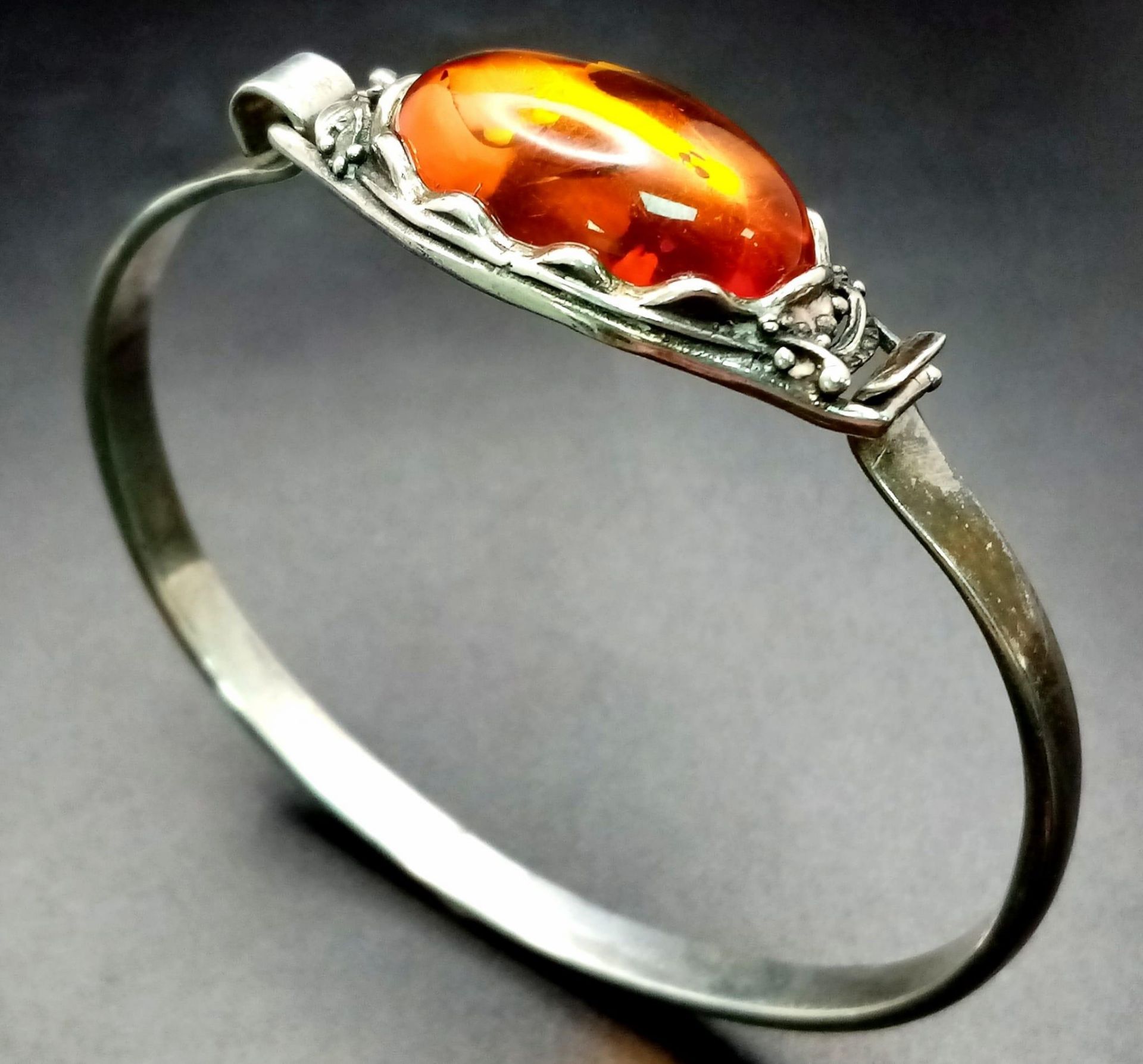 A vintage sterling silver Amber bangle. Total weight 15.7G. Widest inner length 6.7cm. - Bild 2 aus 10