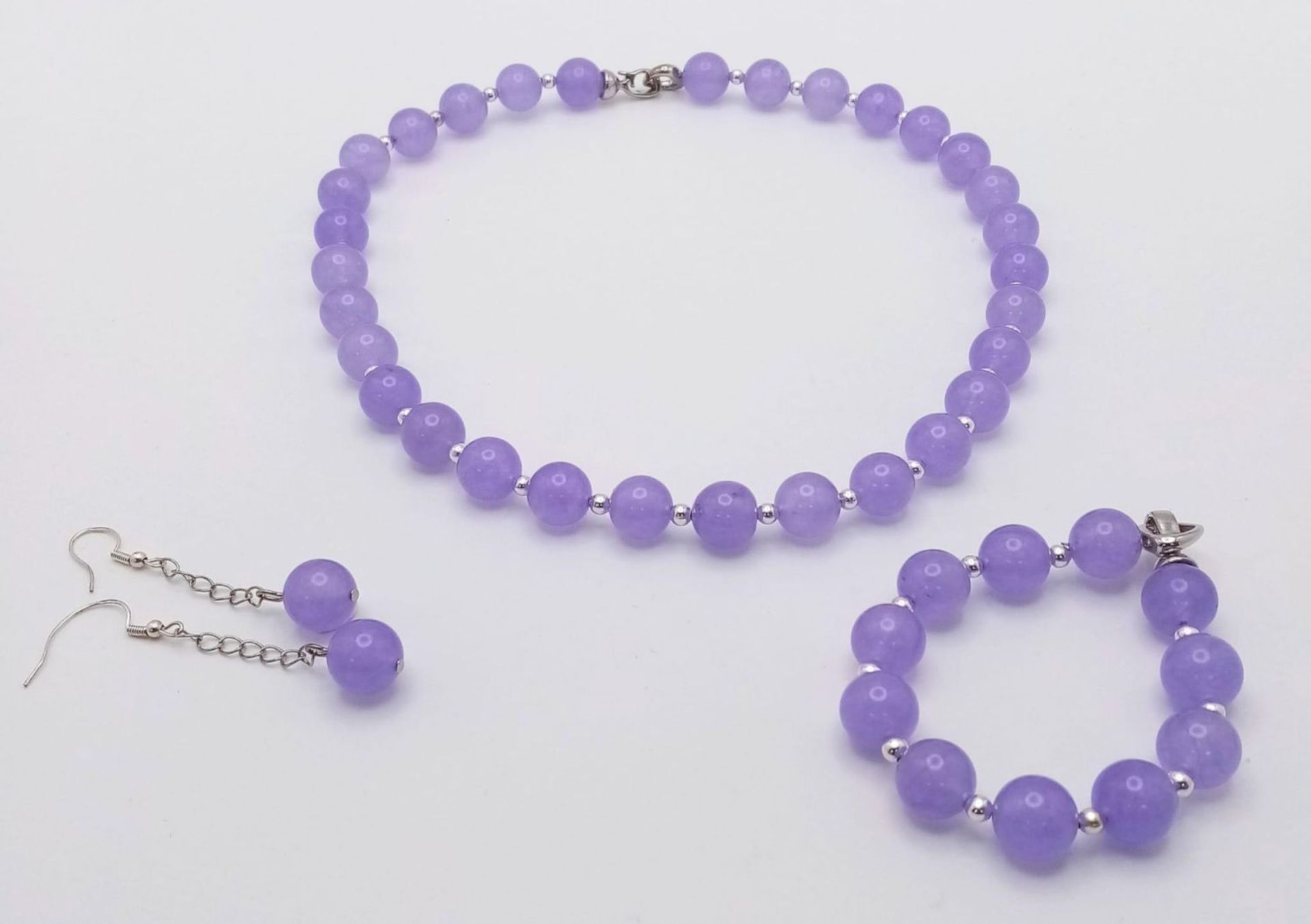 A traditional, Chinese, Lavender Jade, necklace, bracelet and earrings set, in a presentation - Image 5 of 24