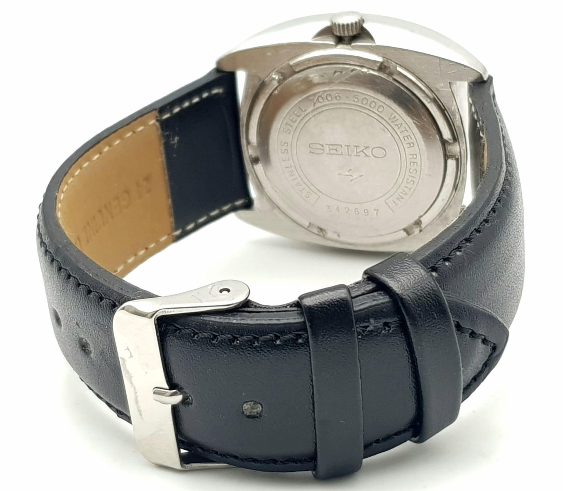 A Vintage Seiko (7006-5000) Automatic Gents Watch. Black leather strap. Stainless steel case - 39mm. - Image 4 of 5