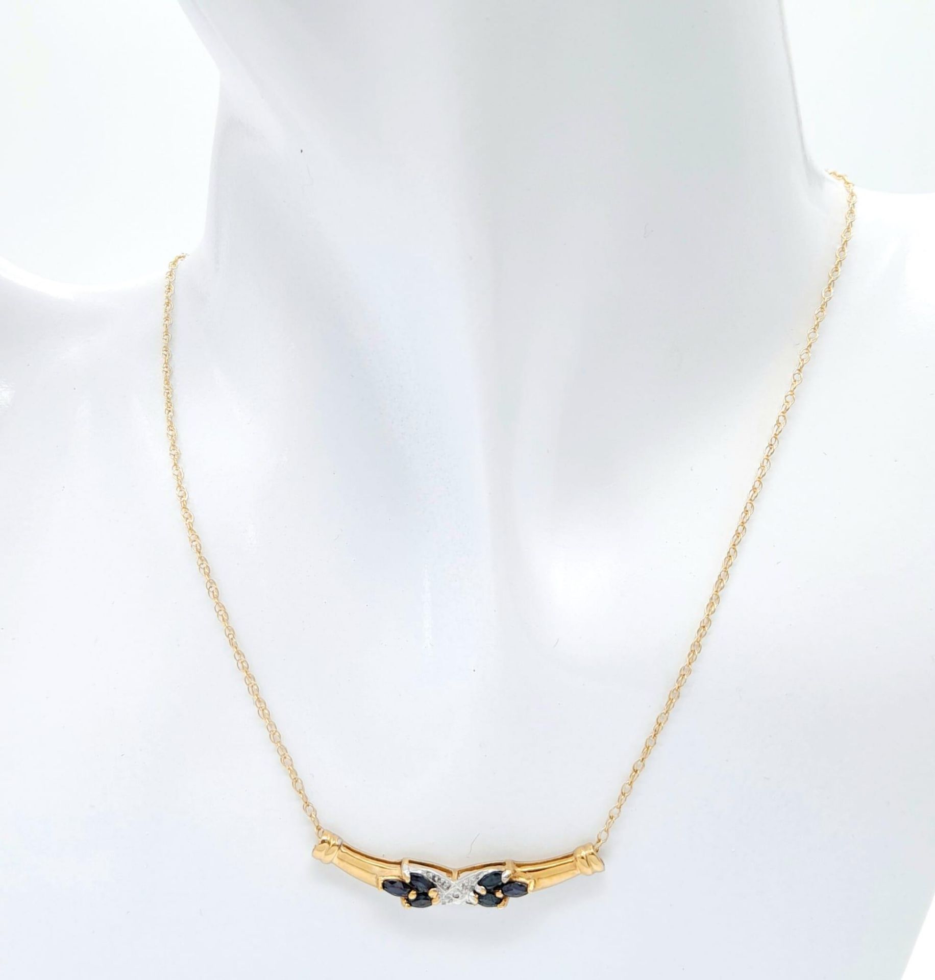 A 9 Carat Yellow Gold Diamond and Sapphire Set Necklace. 45 cm Length. Set with a Centre Round Cut - Bild 2 aus 5