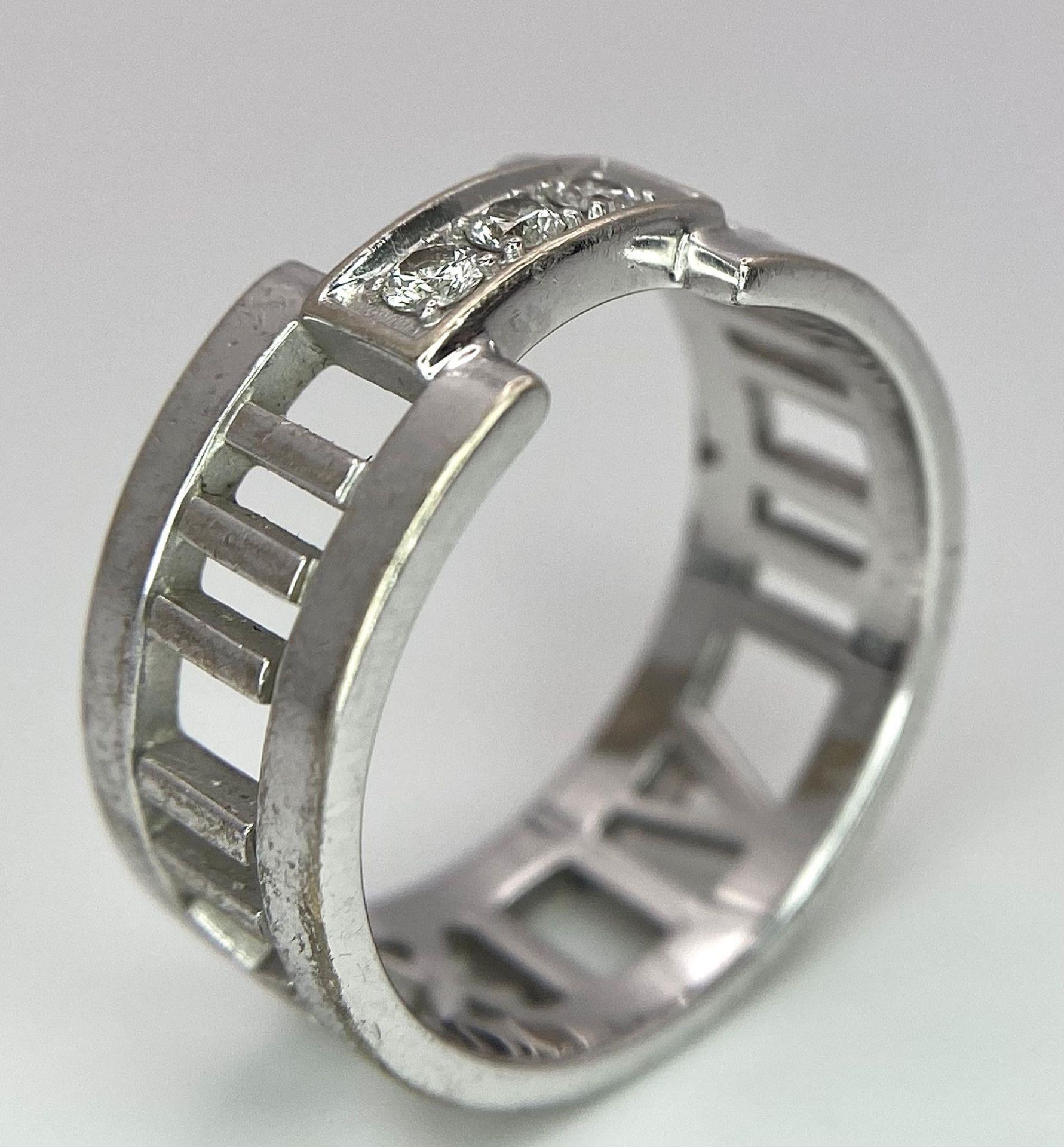 An 18K White Gold Tiffany Atlas Diamond Ring. Pierced Roman numeral decoration. Tiffany mark. Size - Image 5 of 9