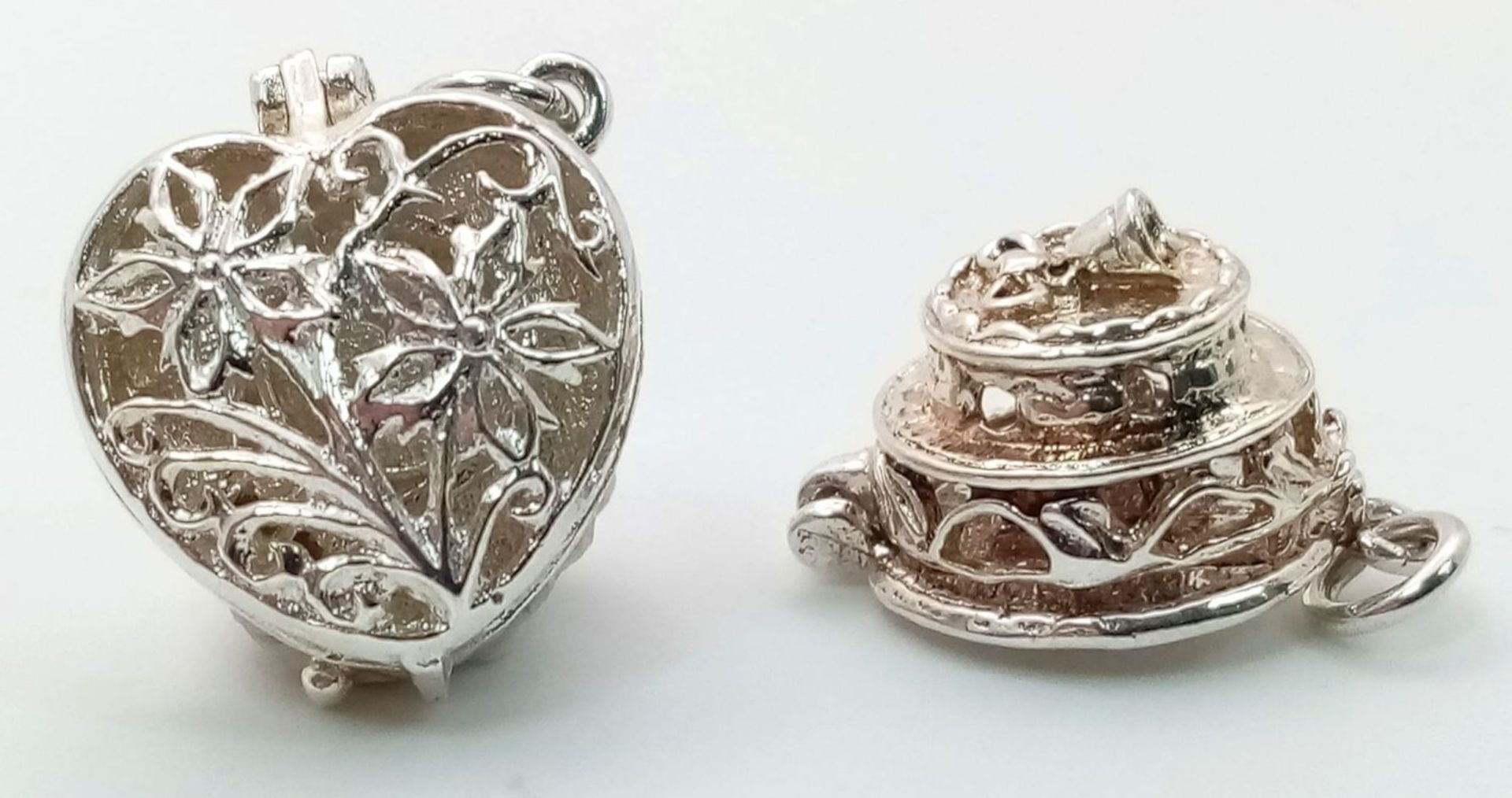 2 X STERLING SILVER CHARMS WEDDING CAKE WHICH OPENS TO REVEAL A BRIDE AND GROOM AND A HEART WHICH - Bild 3 aus 6