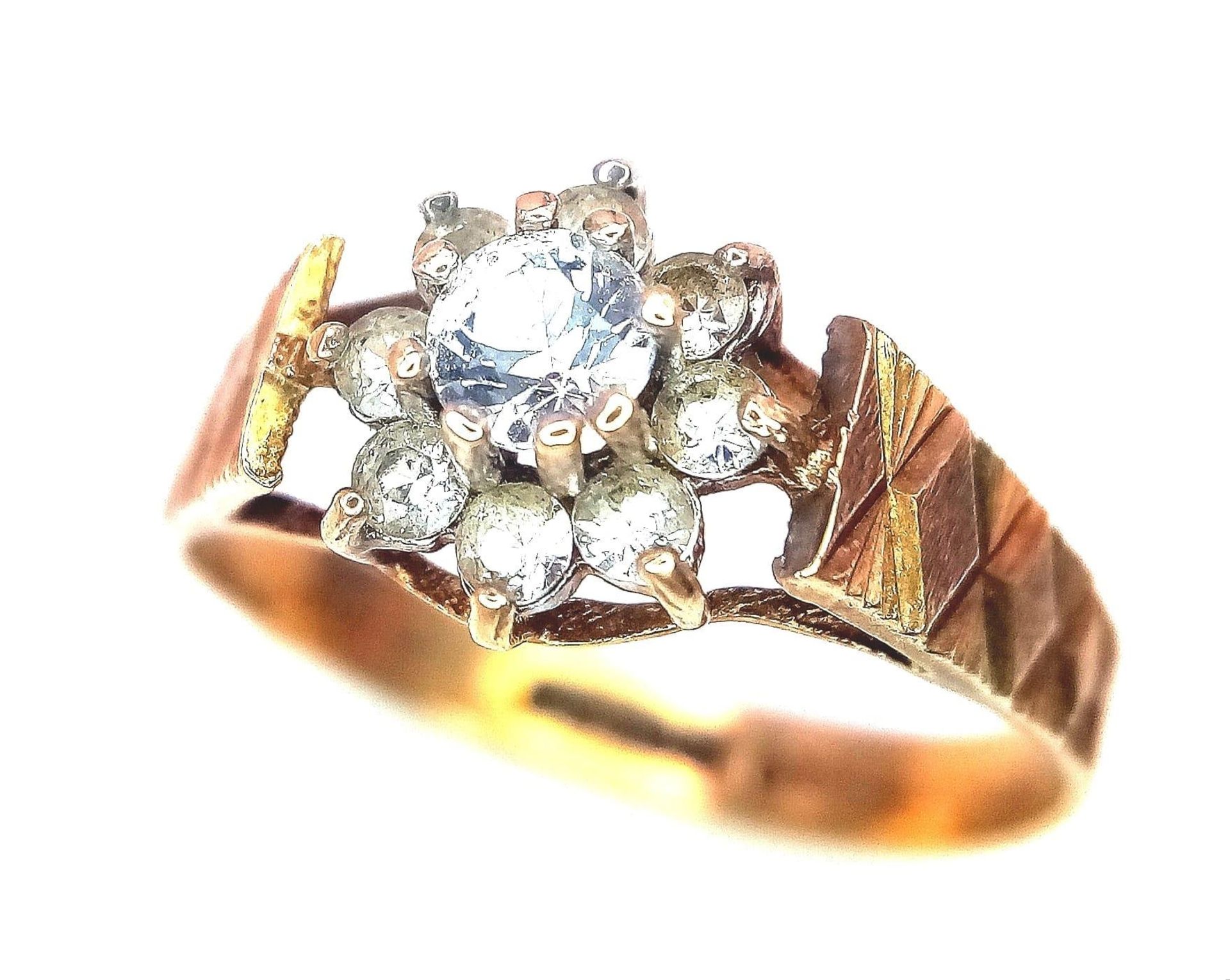 A 9K Yellow Gold Diamond Floral Ring. 0.25ct brilliant round cut central diamond with a diamond - Bild 2 aus 6