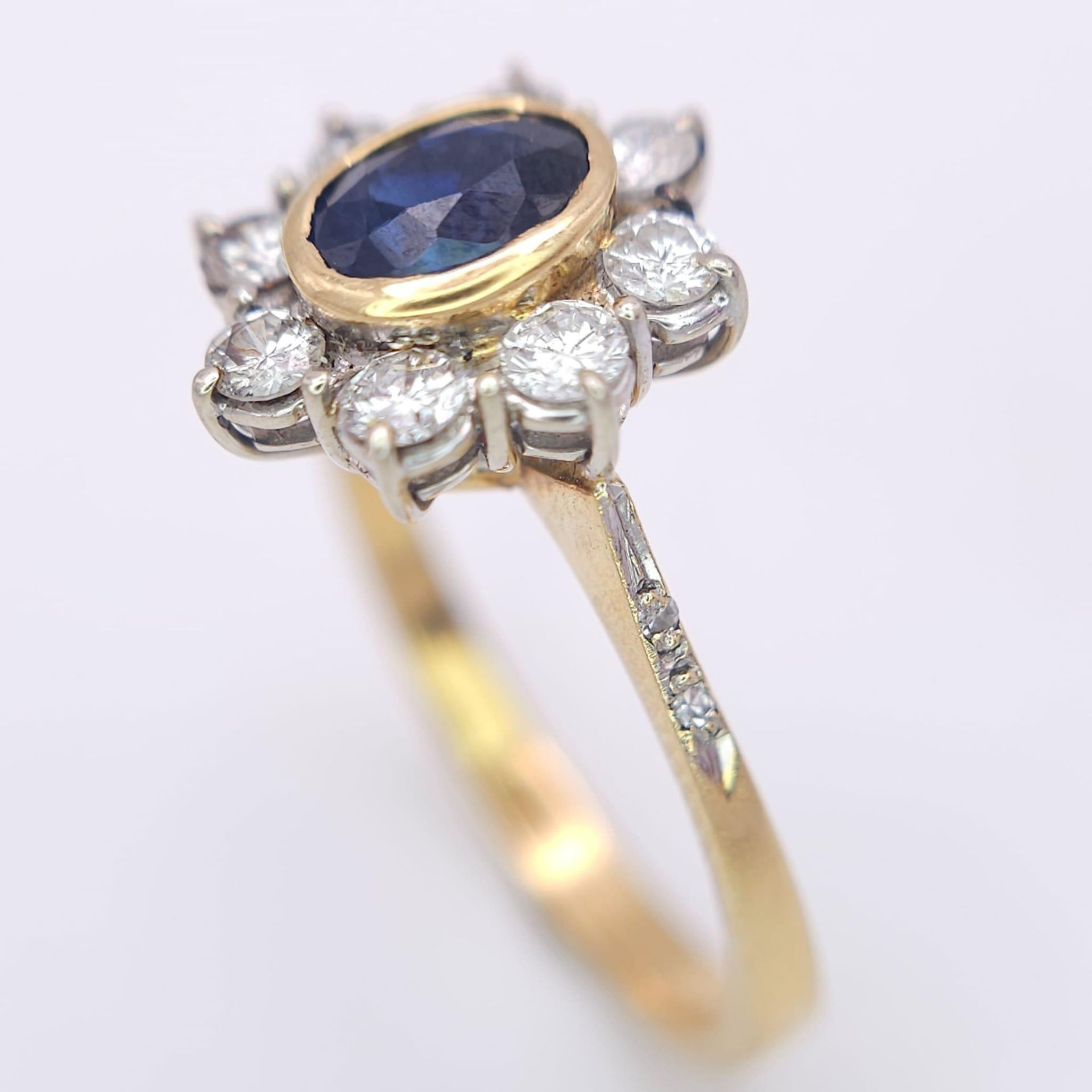 AN 18K YELLOW GOLD DIAMOND & SAPPHIRE CLUSTER RING. 0.60CTW ROUND BRIILIANT CUT DIMAONDS & 0.80CT - Bild 4 aus 7