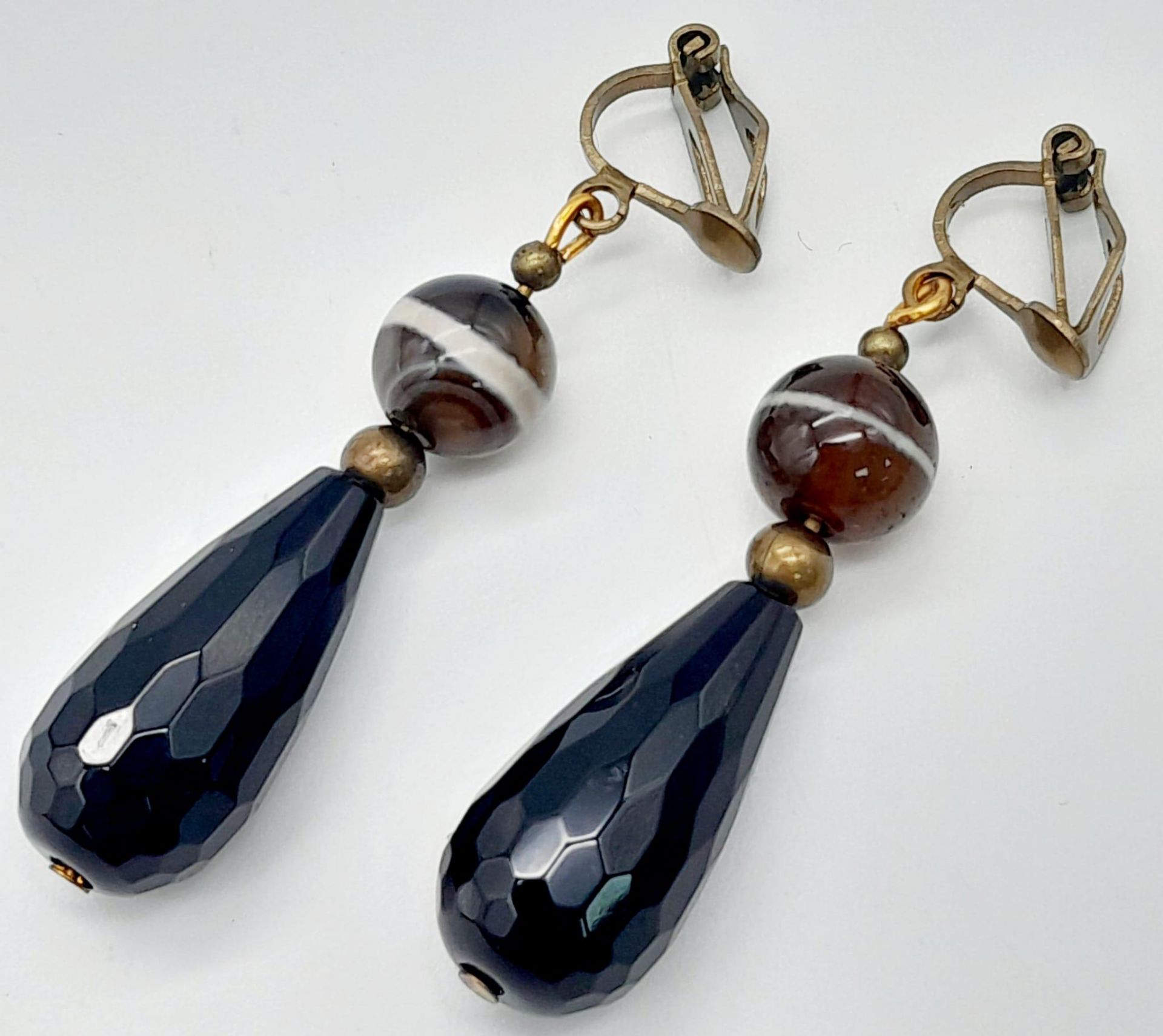 A Pair of Banded Agate and Jet Drop Earrings. 4cm drop. - Image 5 of 5