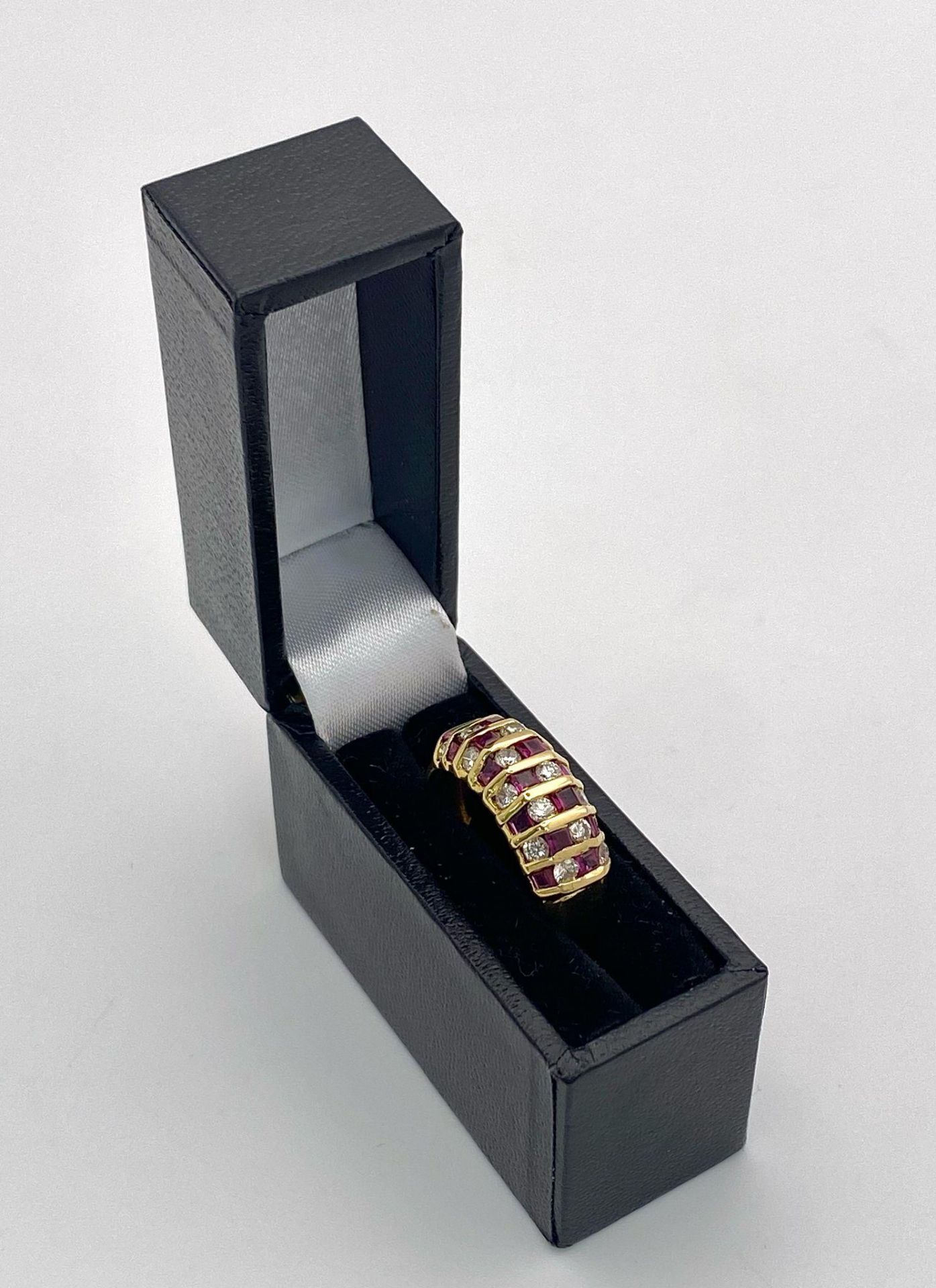 A STUNNING 18K GOLD DIAMOND AND RUBY RING , HAVING 4 ROWS OF ALTERNATING STONES . 4.1gms size M - Bild 11 aus 15