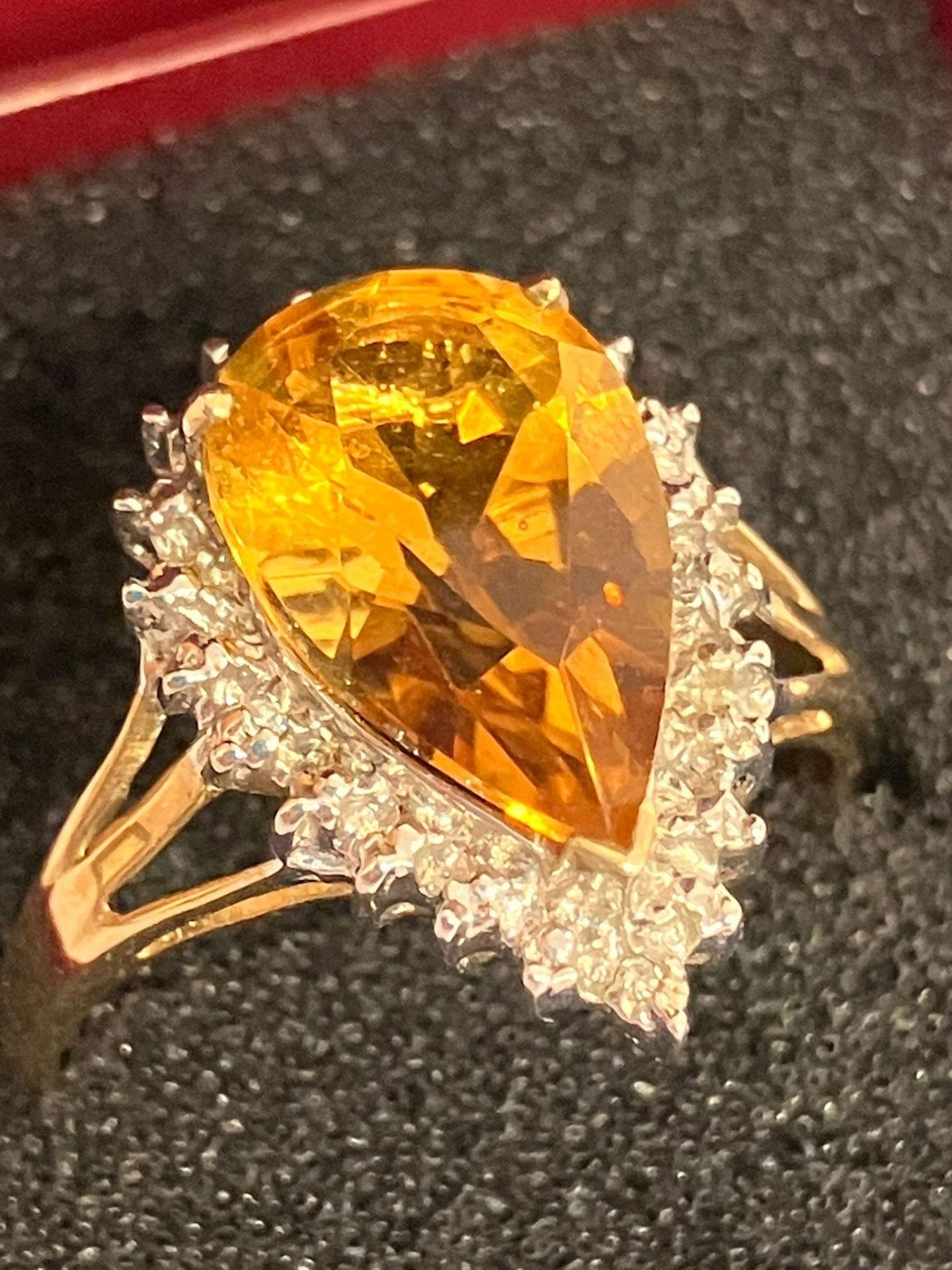 Stunning 9 carat GOLD and ORANGE TOURMALINE RING. Having a large ( 3 carat ) Pear Cut Orange - Image 2 of 3