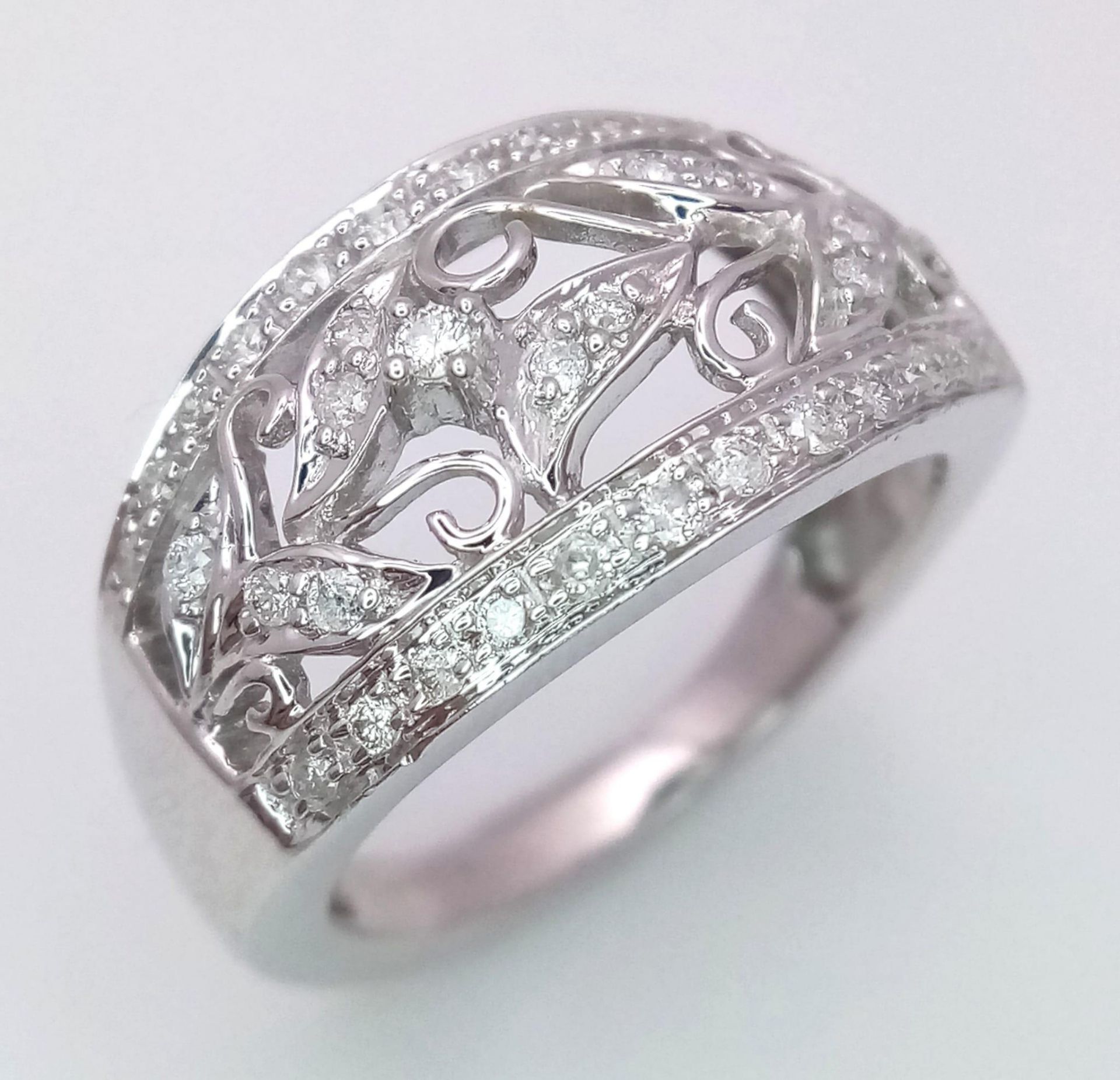 A FANCY 9K WHITE GOLD DIAMOND FLORAL RING, APPROX 0.25CT DIAMONDS, WEIGHT 5.1G SIZE N