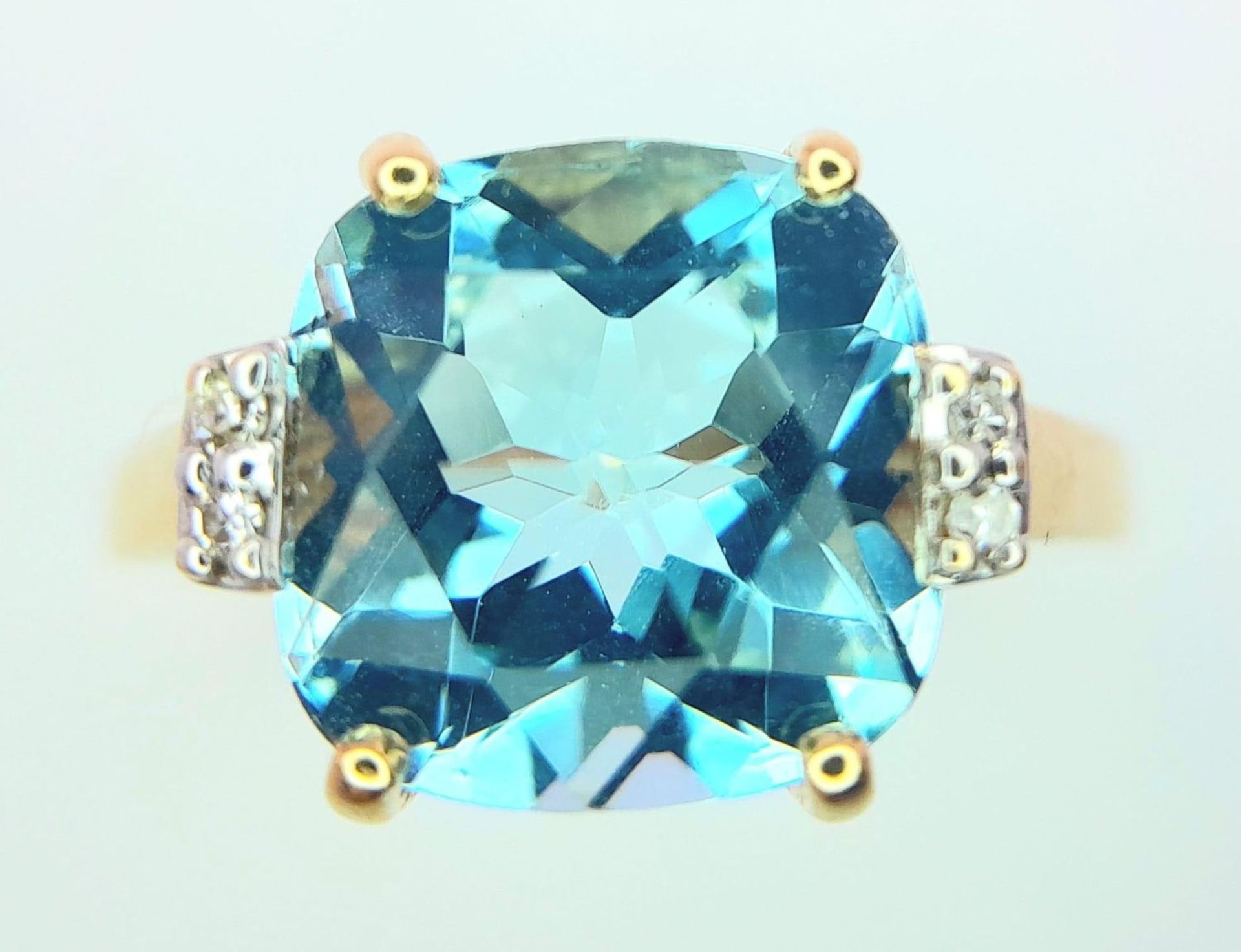 A very attractive 14 K yellow gold ring with a large, cushion cut aquamarine and a pair of - Image 5 of 14