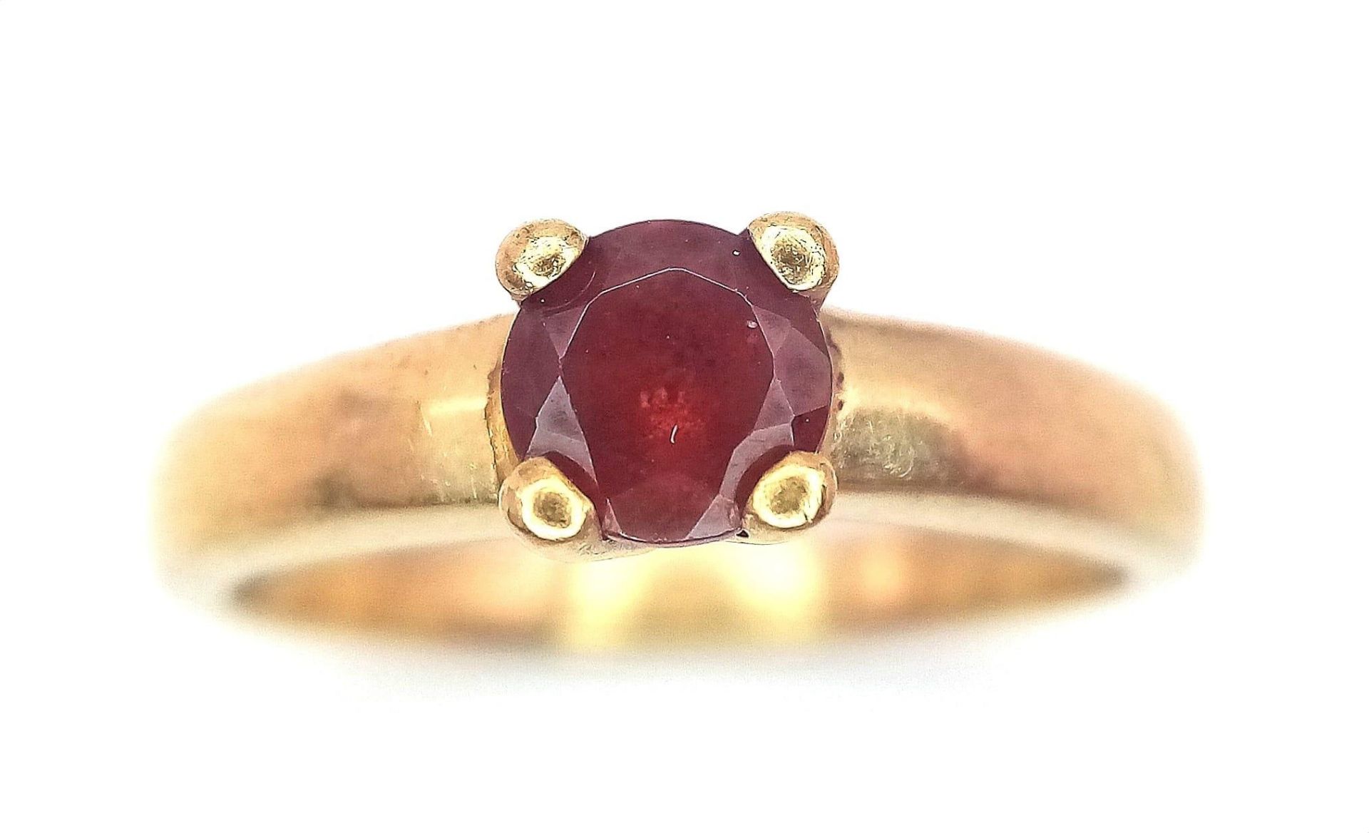 A 9K GOLD GARNET SOLITAIRE RING . 2.9gms size N - Bild 4 aus 6