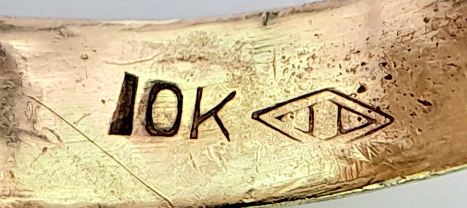 A 9K YELLOW GOLD CRUCIFIX CROSS DESIGN RING. 2.2G. SIZE Q - Bild 4 aus 4